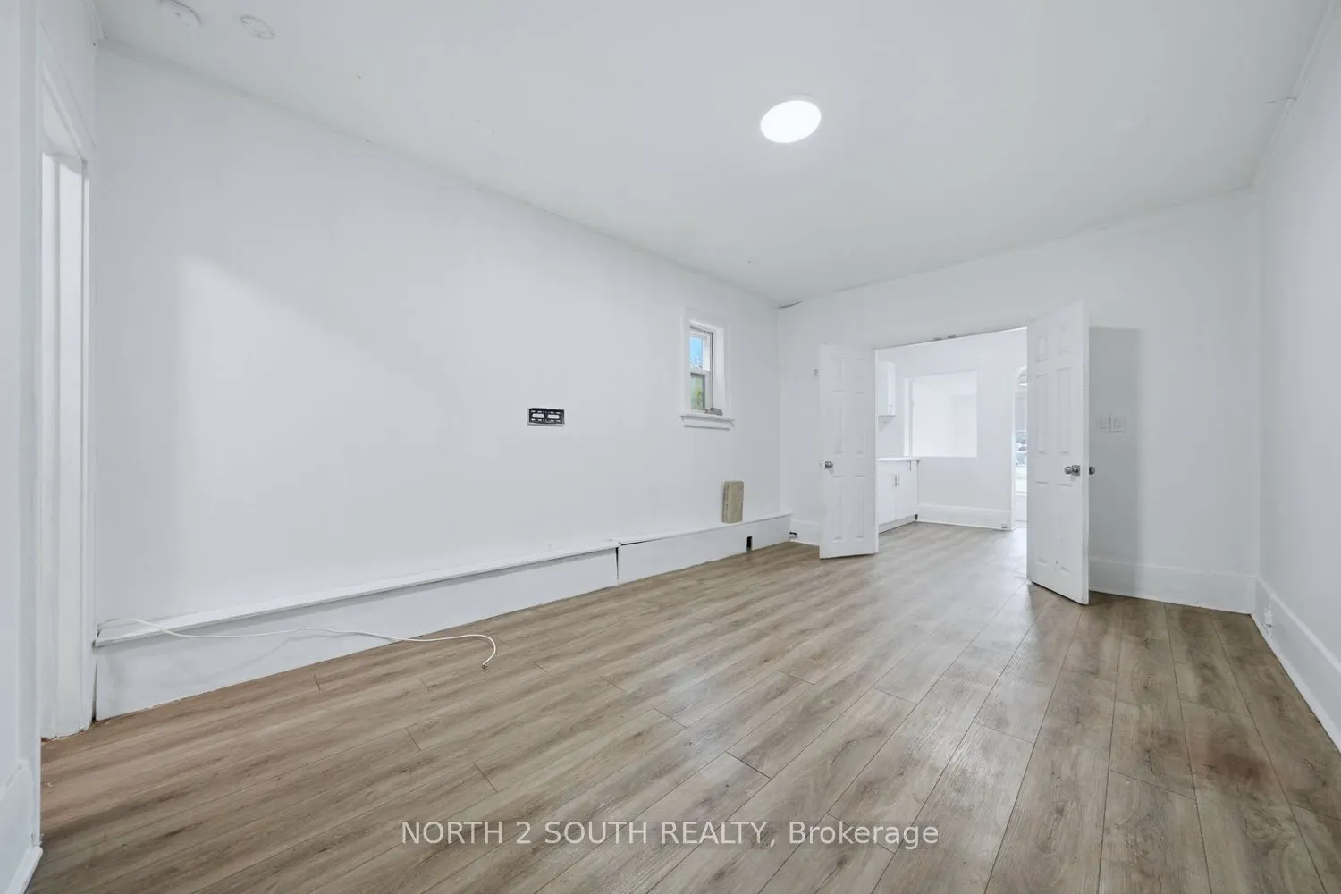 880 Dundas Street E