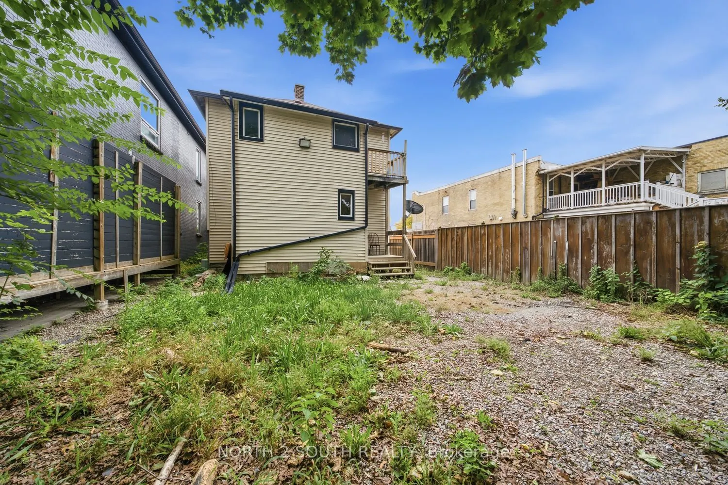 880 Dundas Street E