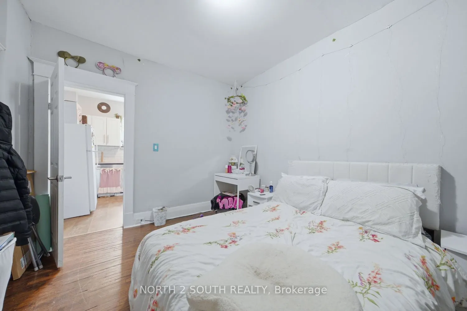 880 Dundas Street E