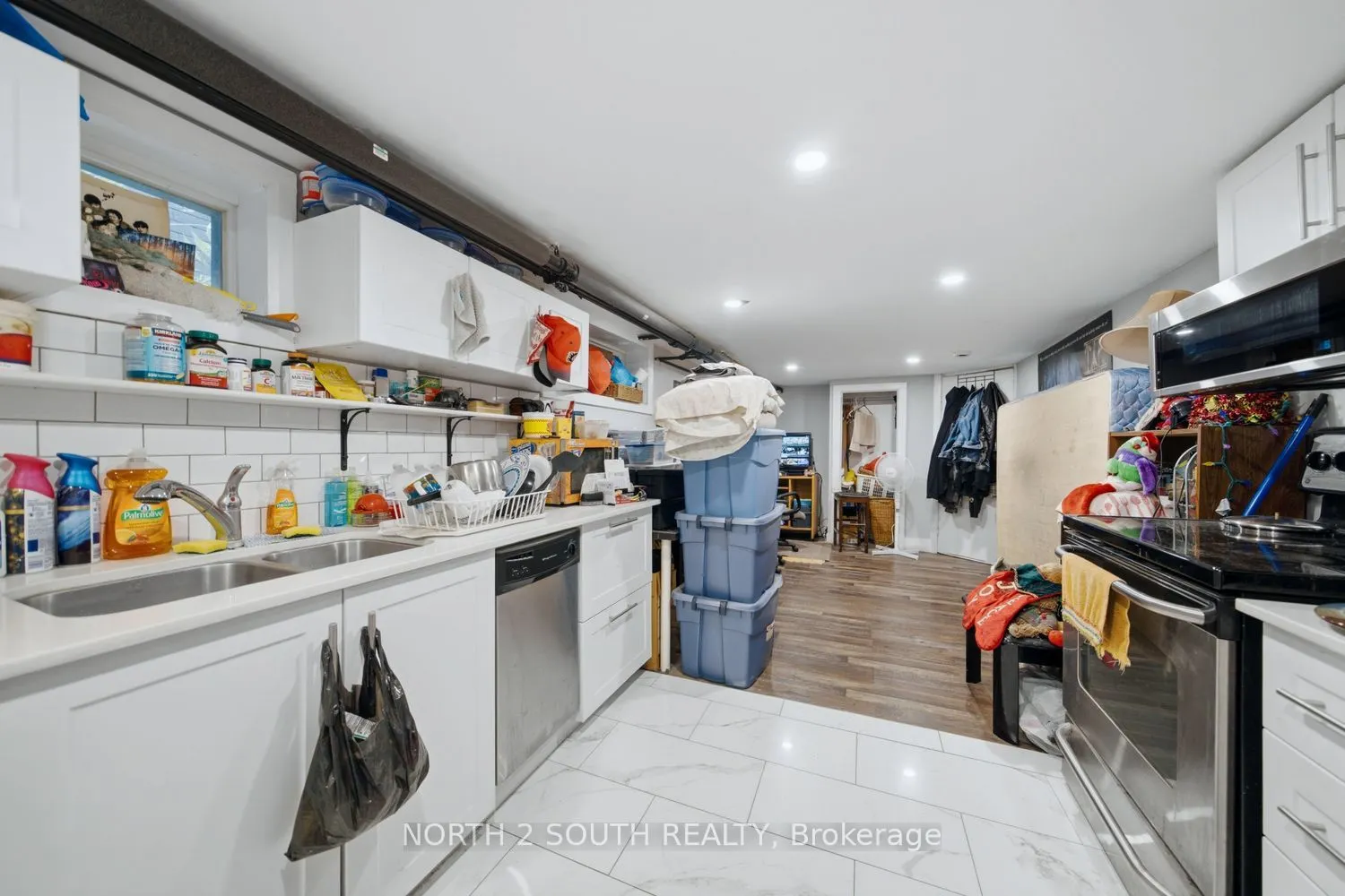 880 Dundas Street E