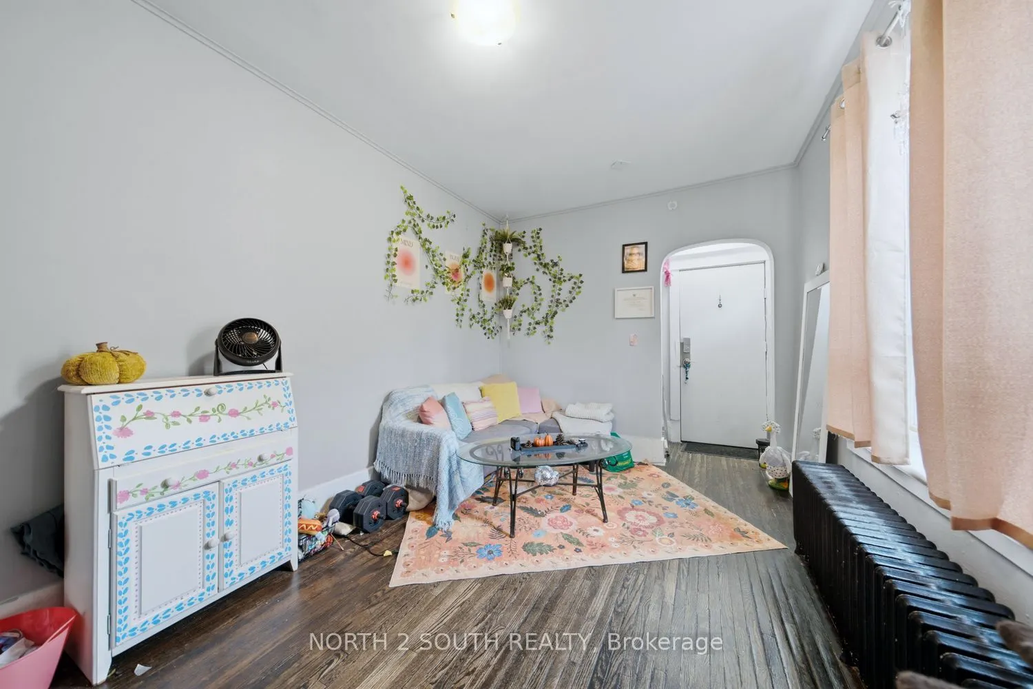 880 Dundas Street E