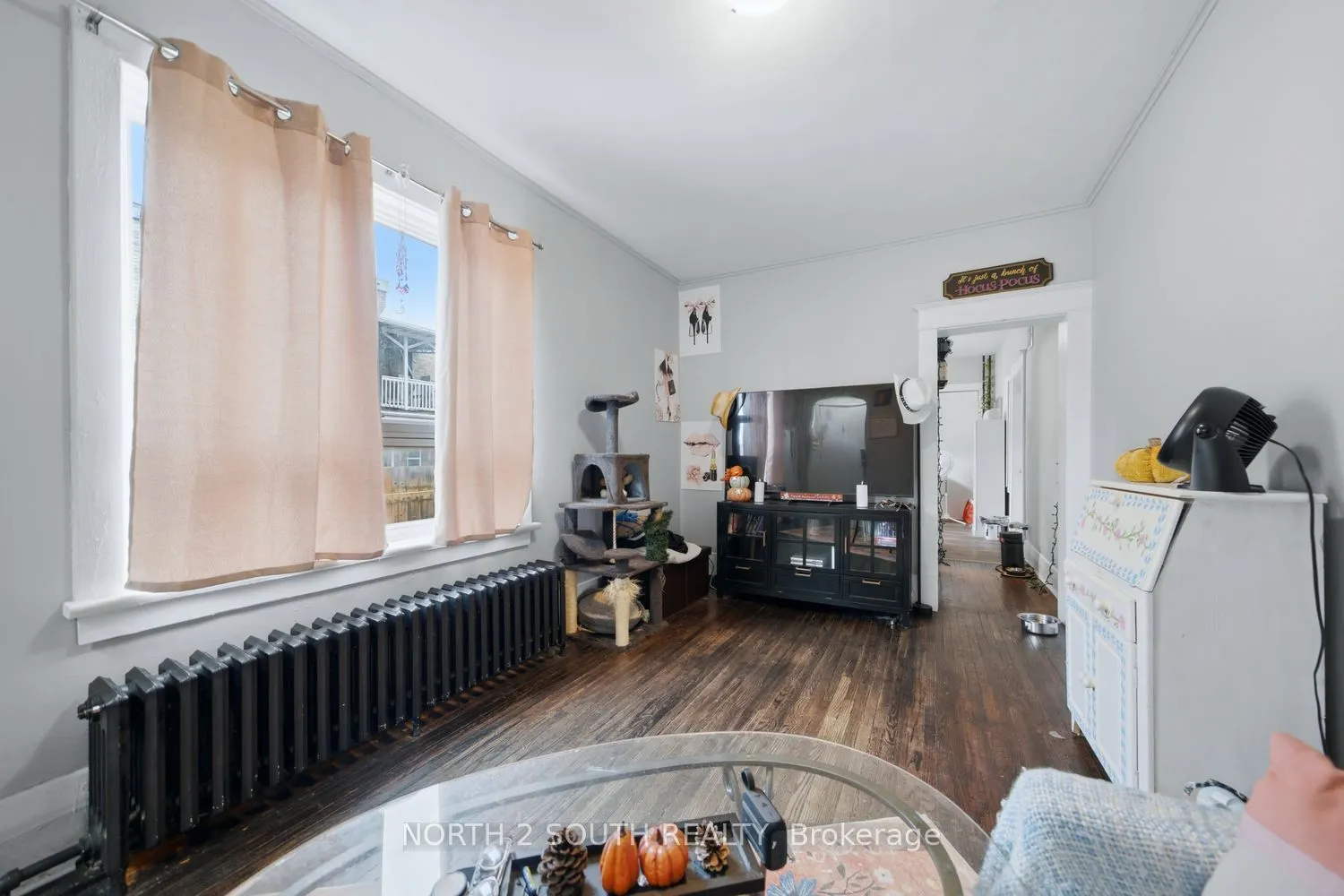 880 Dundas Street E