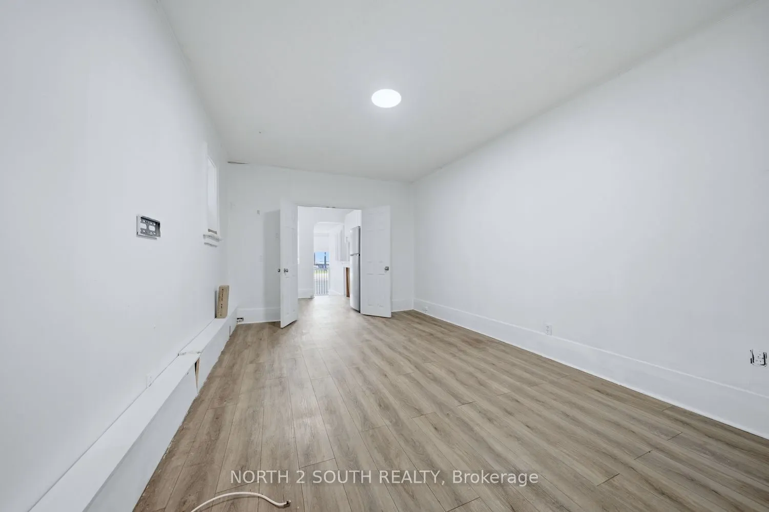 880 Dundas Street E