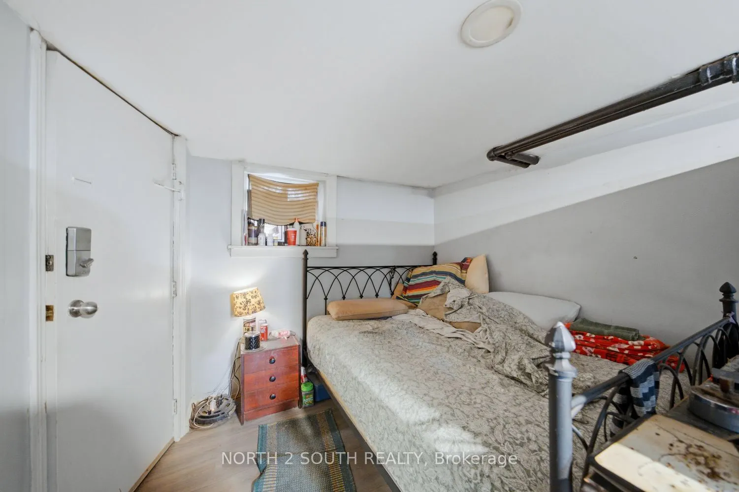 880 Dundas Street E