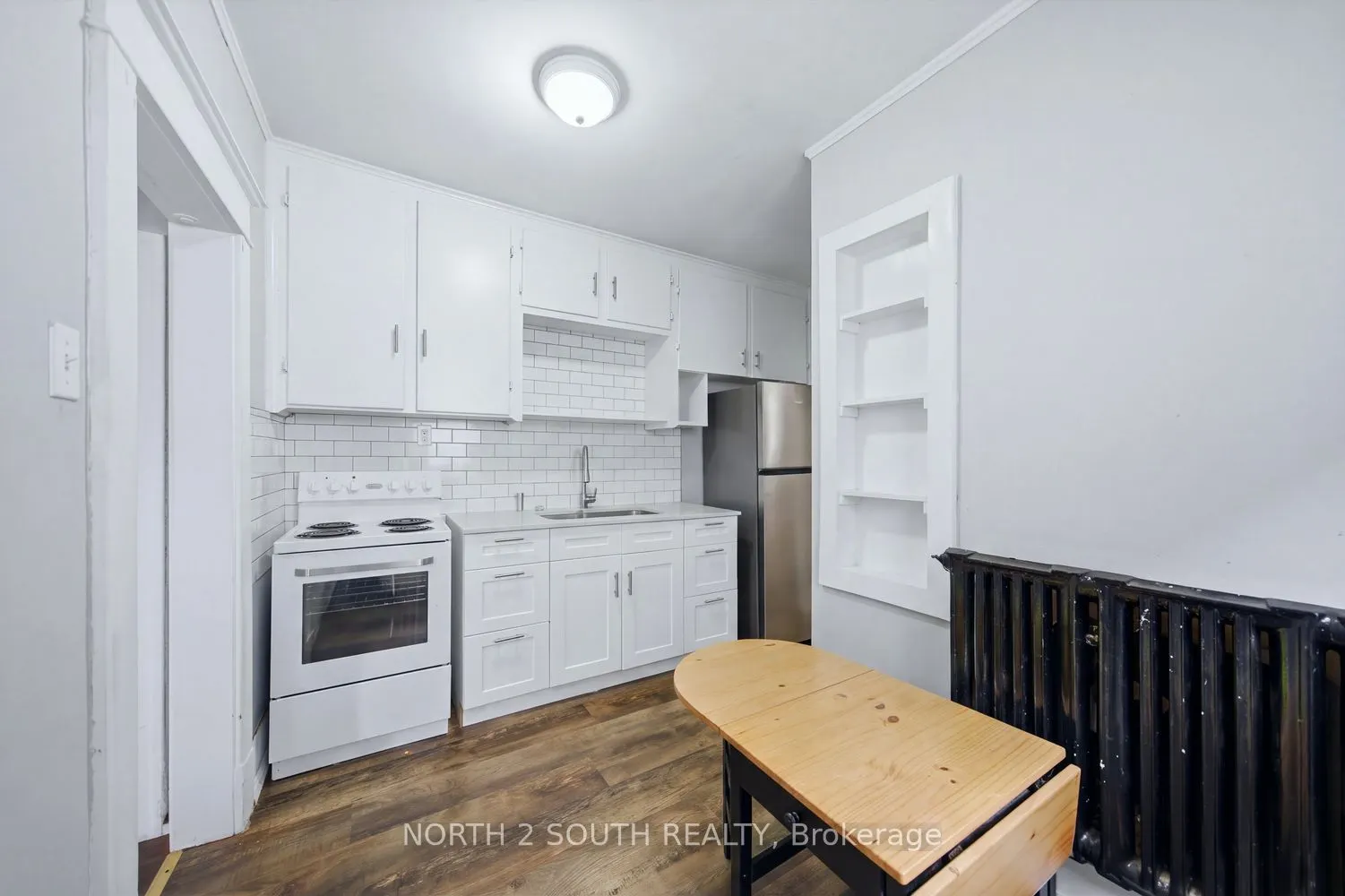 880 Dundas Street E