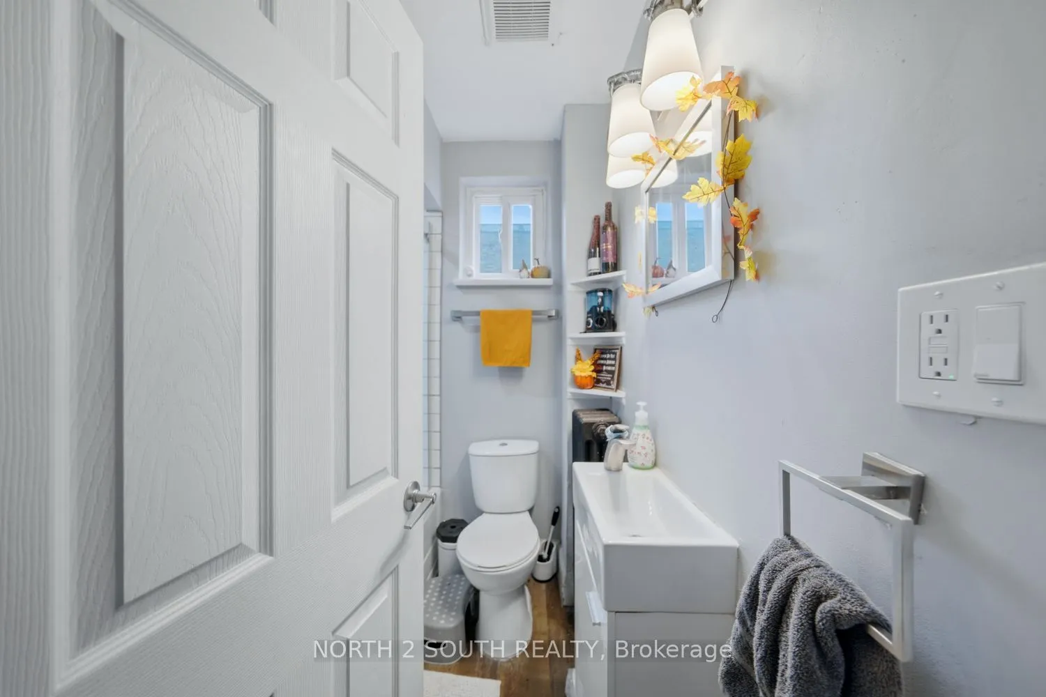 880 Dundas Street E