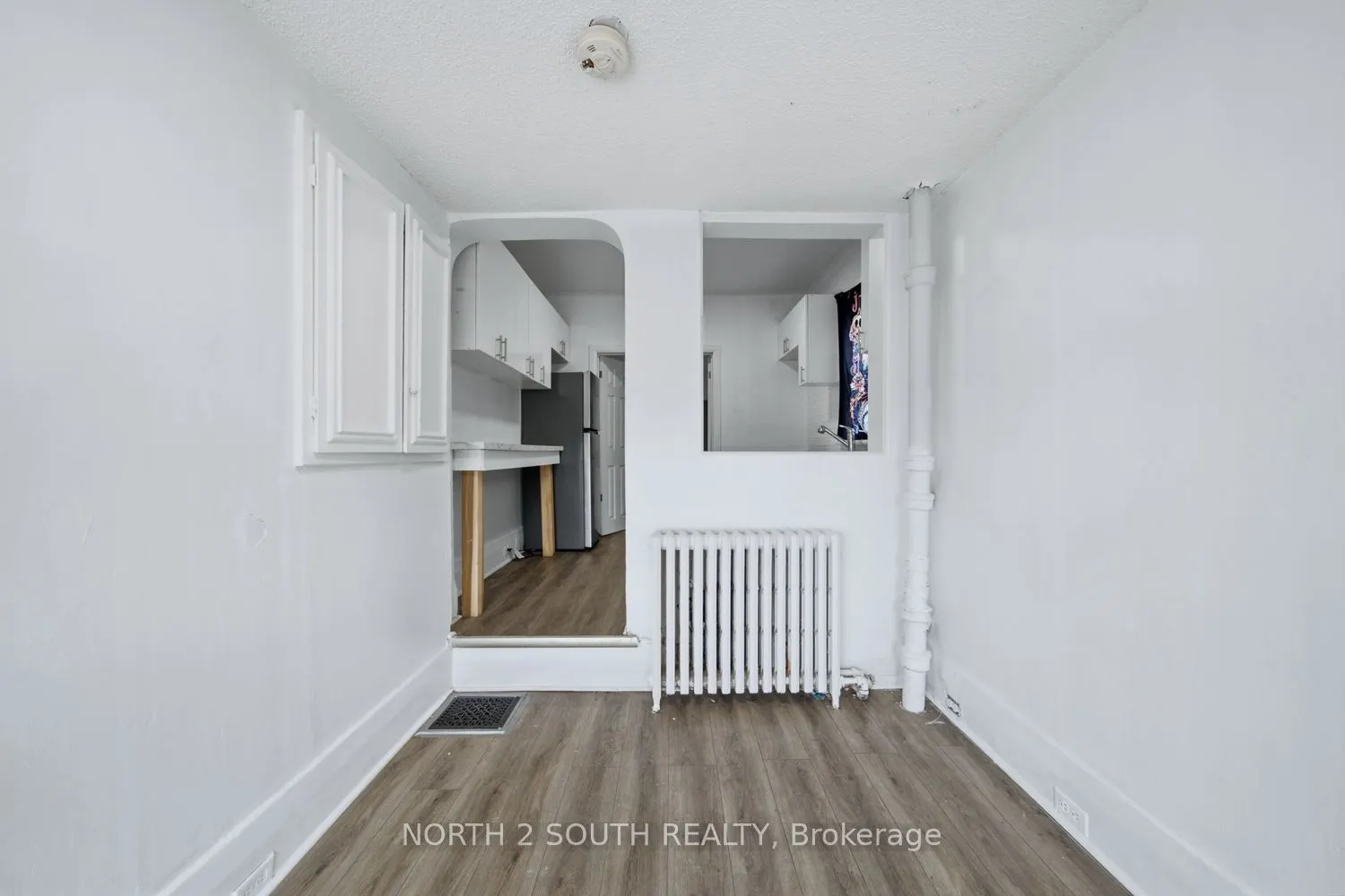 880 Dundas Street E