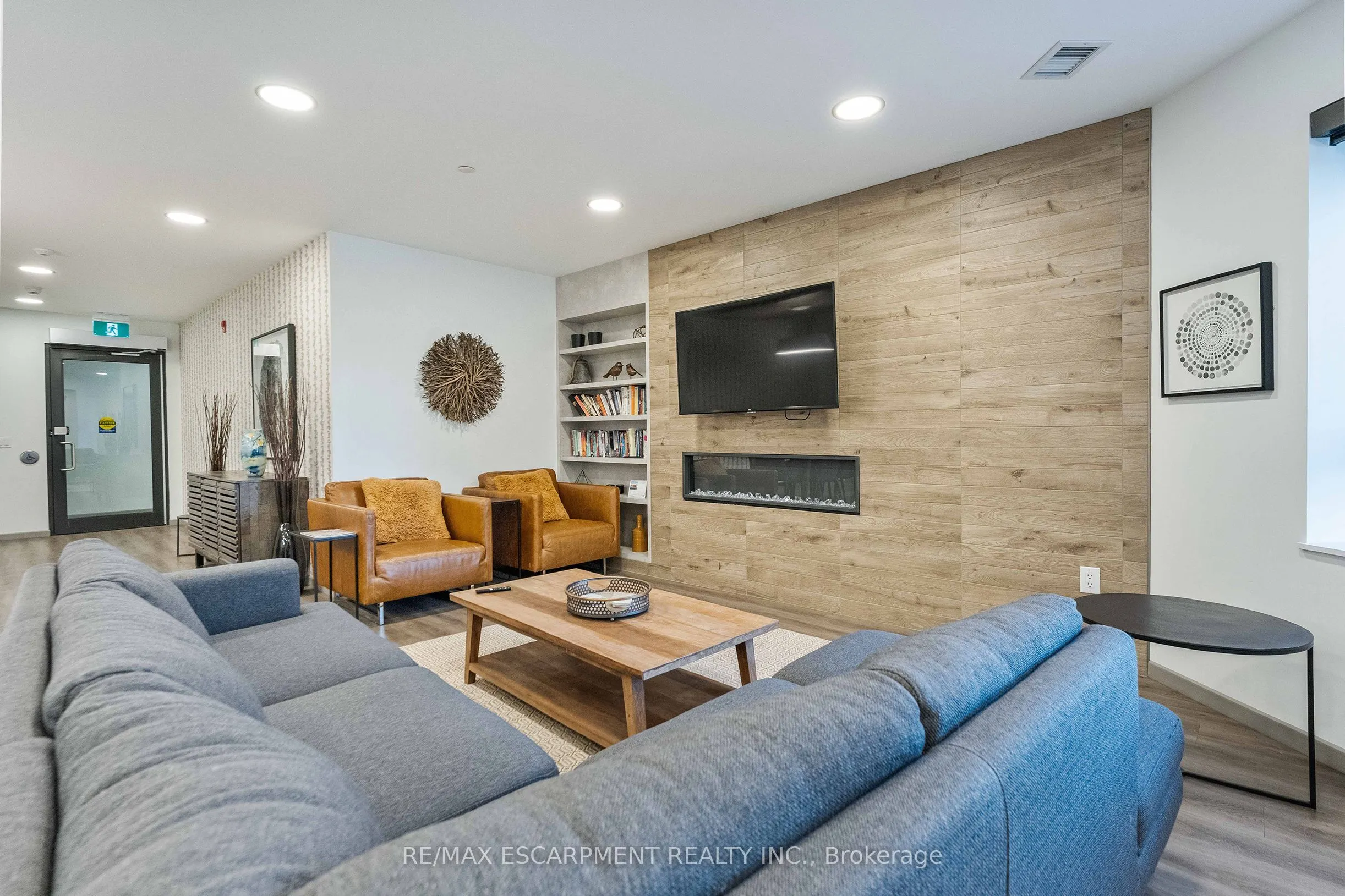 332 Gosling Gardens #111