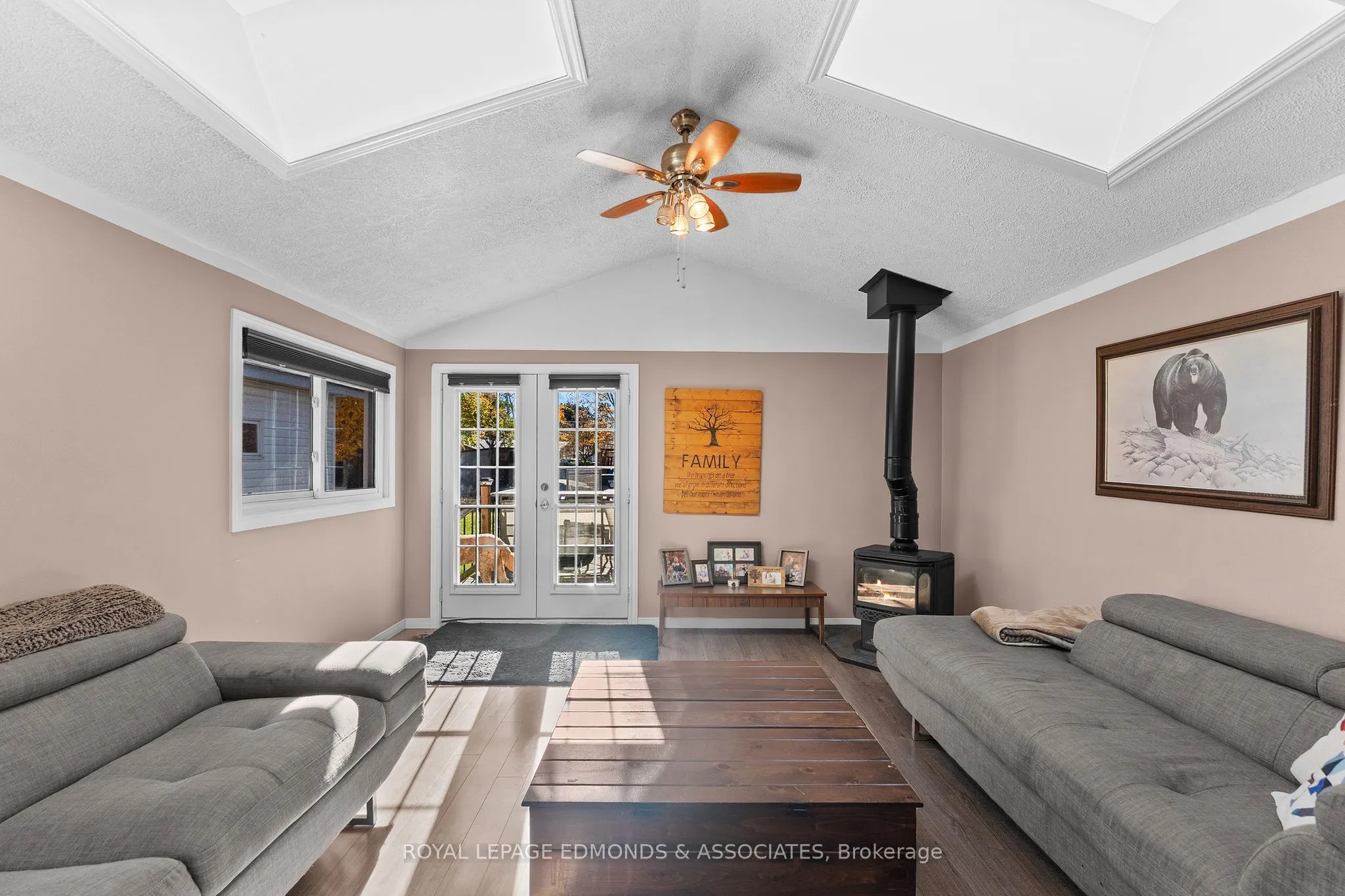 10 Sunset Crescent