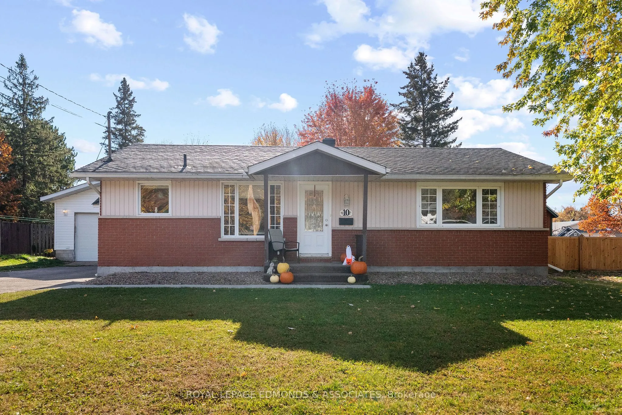 10 Sunset Crescent