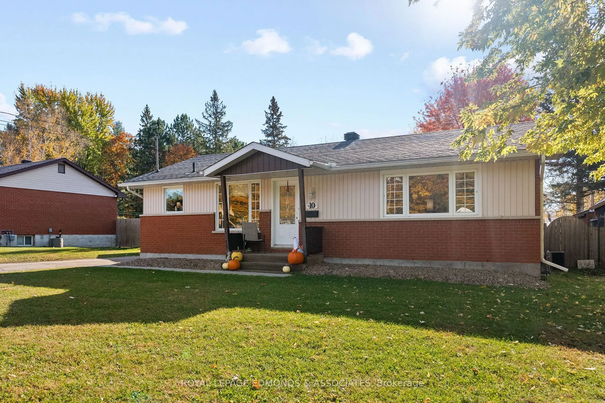 10 Sunset Crescent