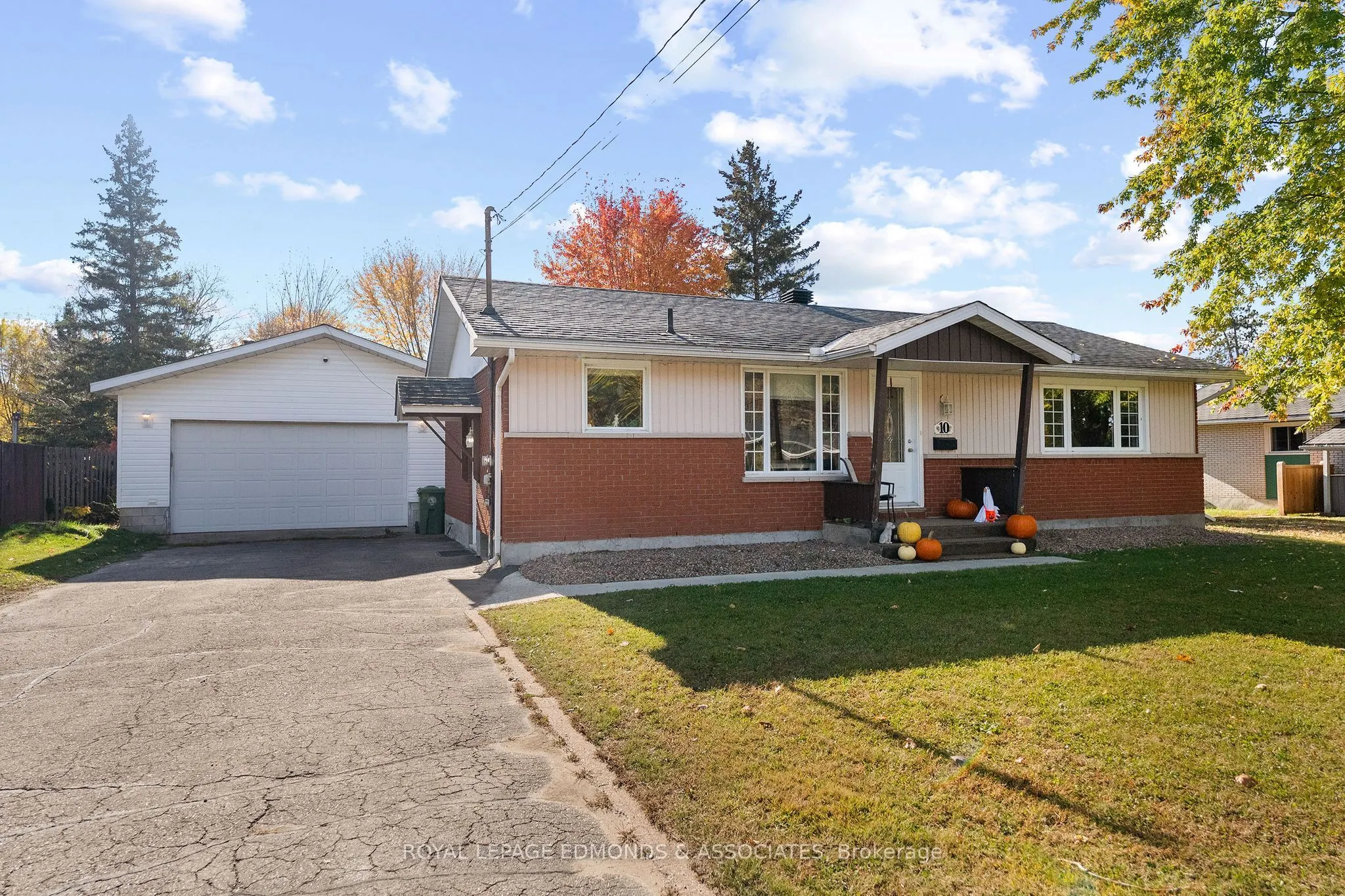 10 Sunset Crescent
