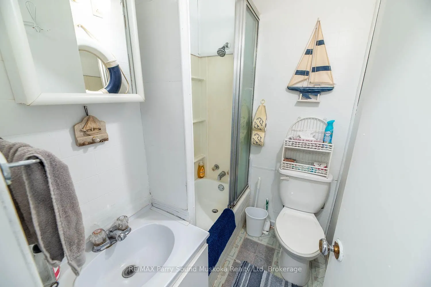 27 Ahmic St Street W