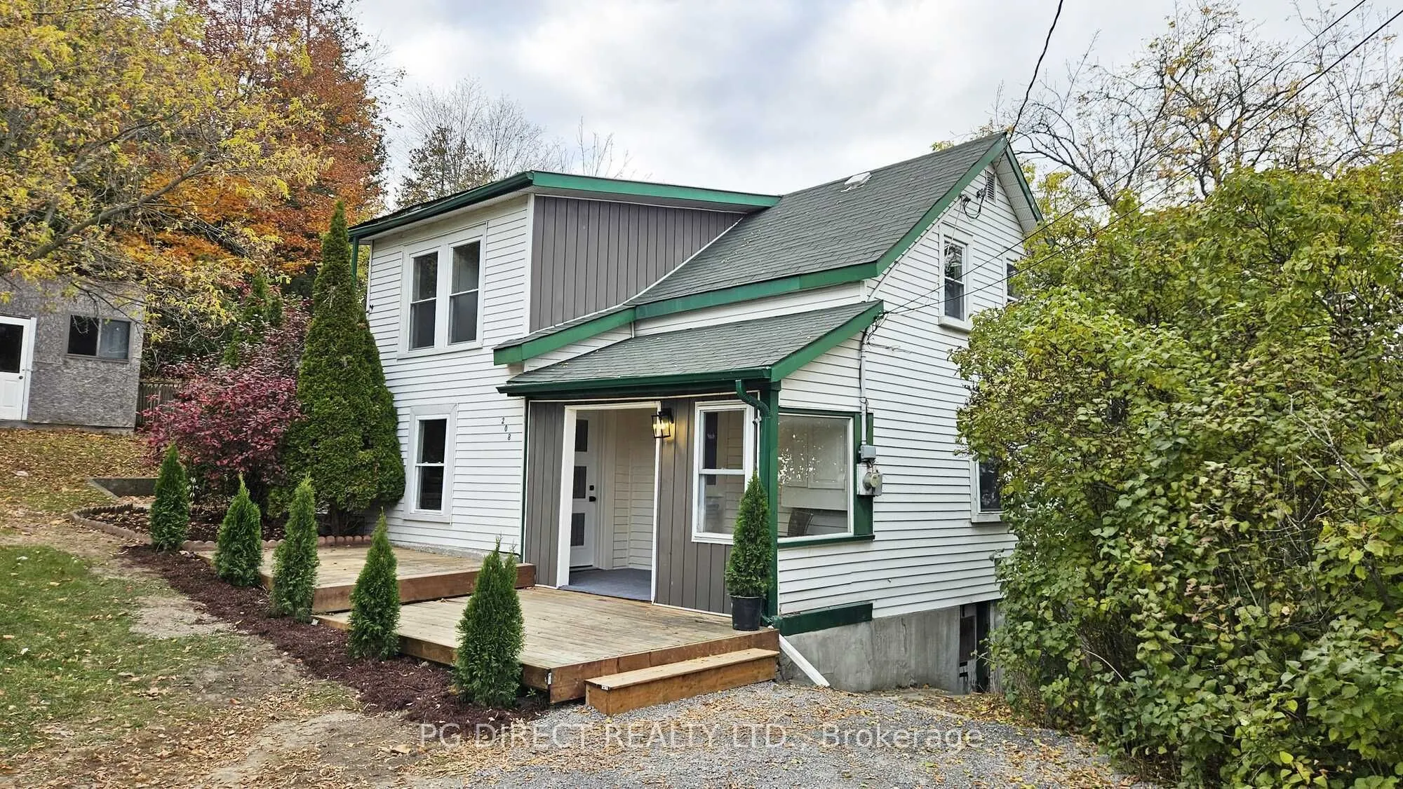 208 VICTORIA Avenue