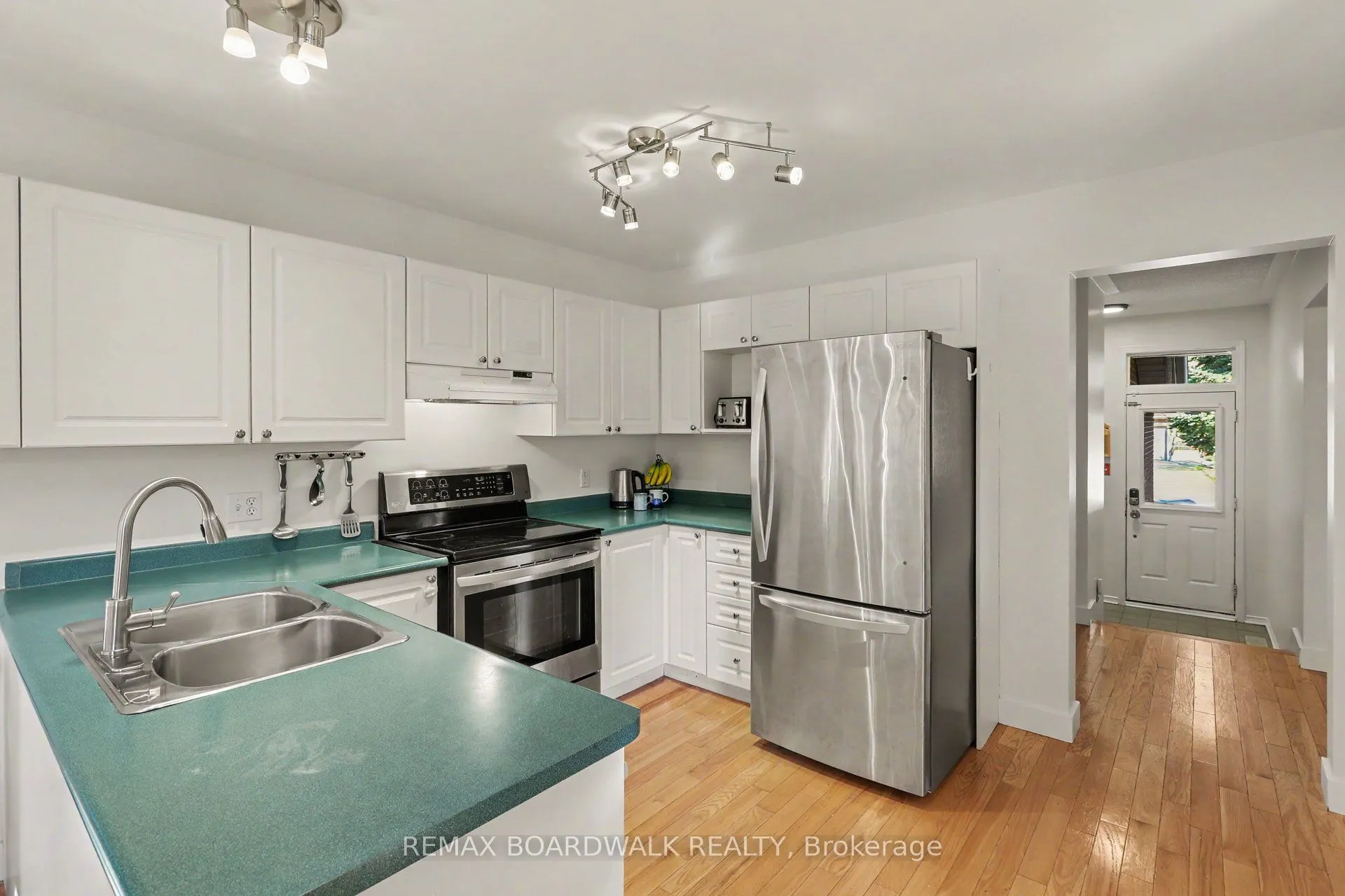 869 Clearcrest Crescent