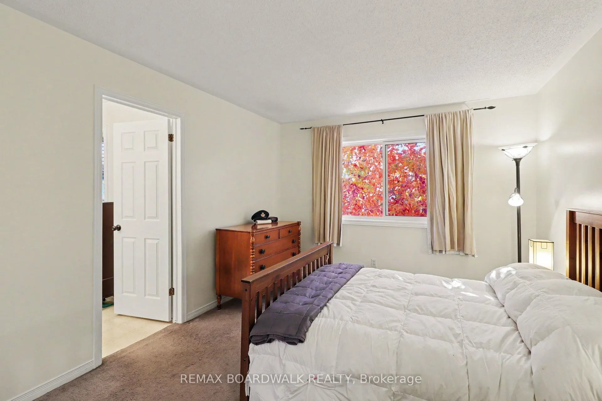 869 Clearcrest Crescent