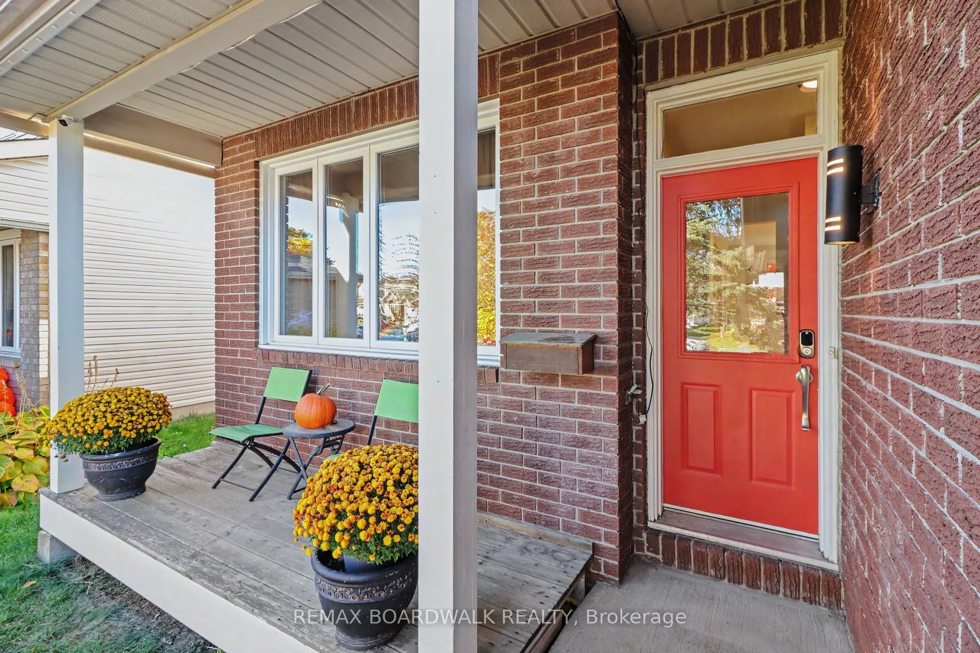 869 Clearcrest Crescent
