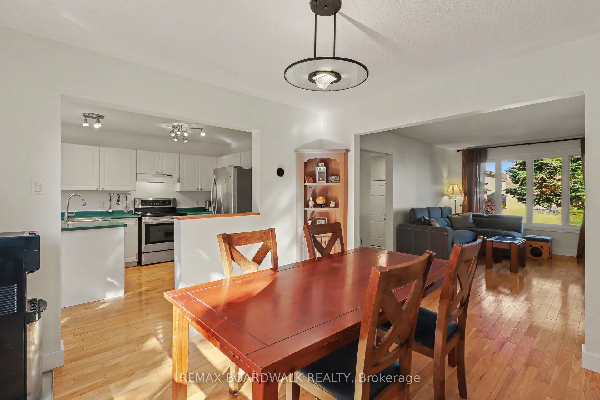 869 Clearcrest Crescent