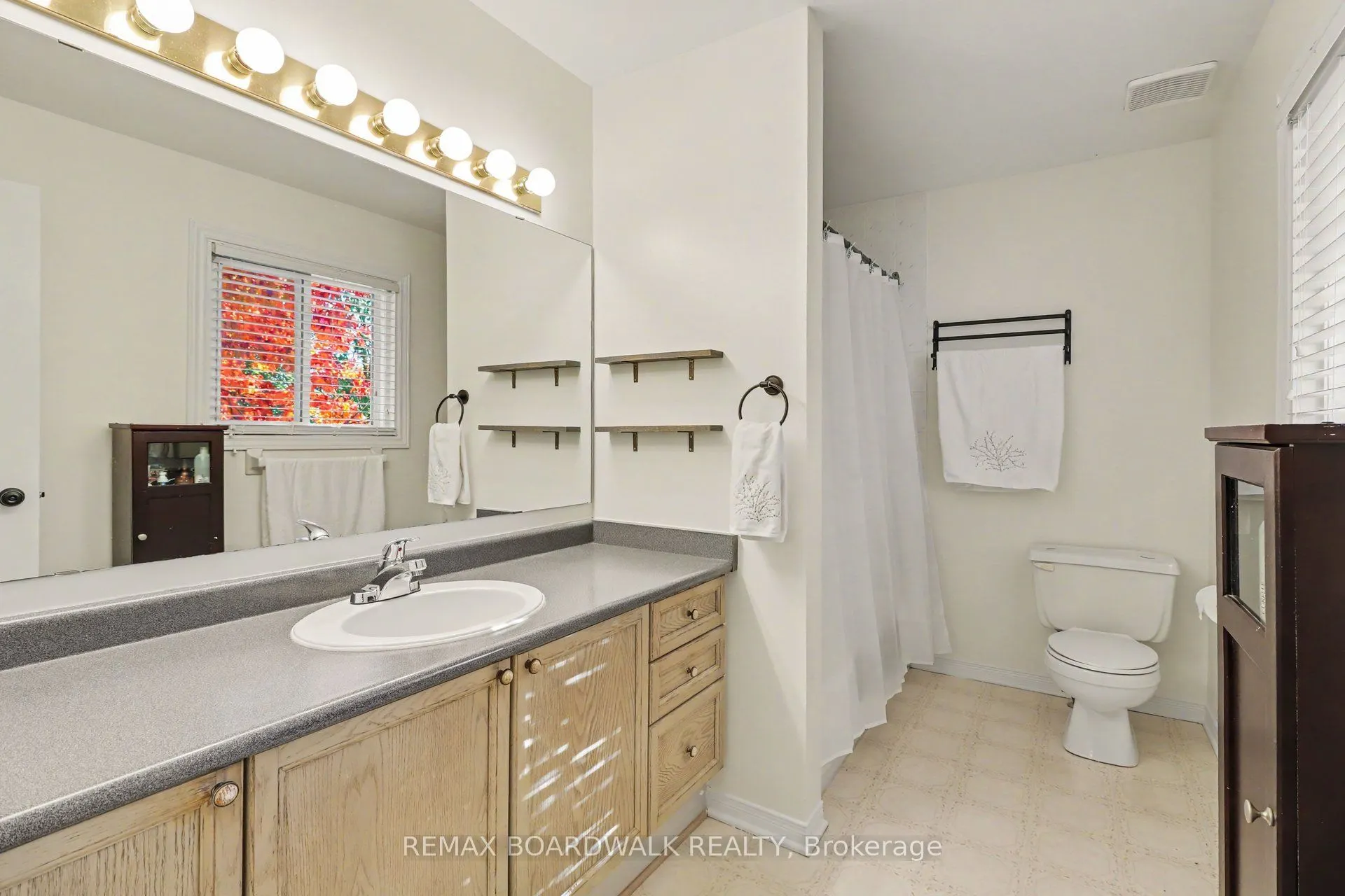 869 Clearcrest Crescent