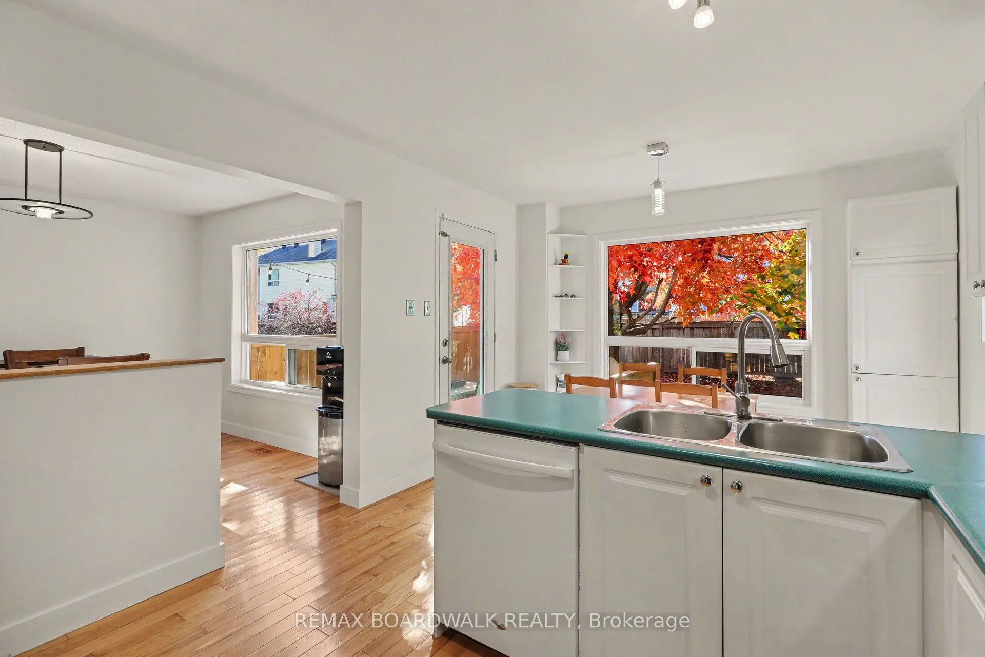 869 Clearcrest Crescent