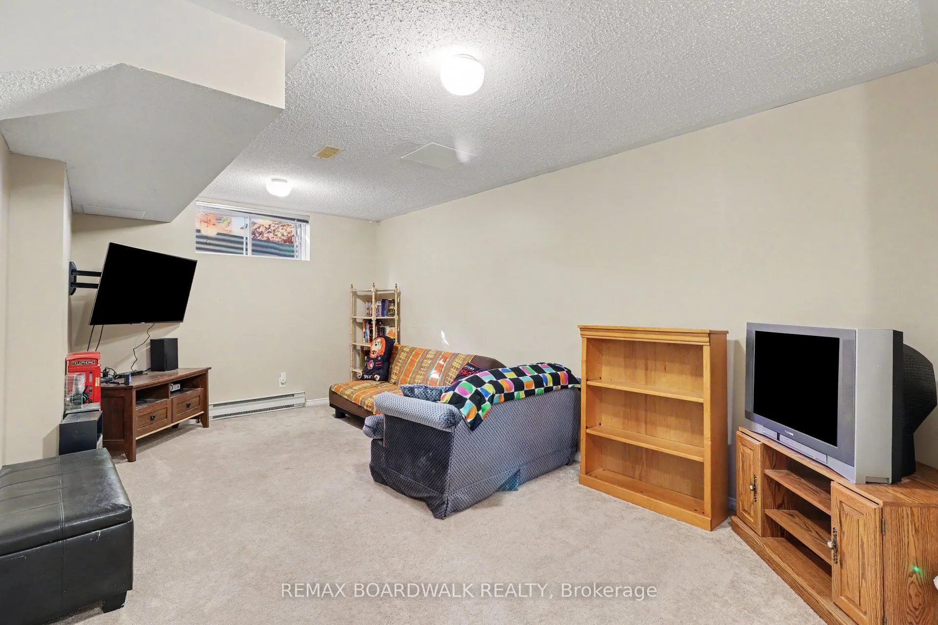 869 Clearcrest Crescent
