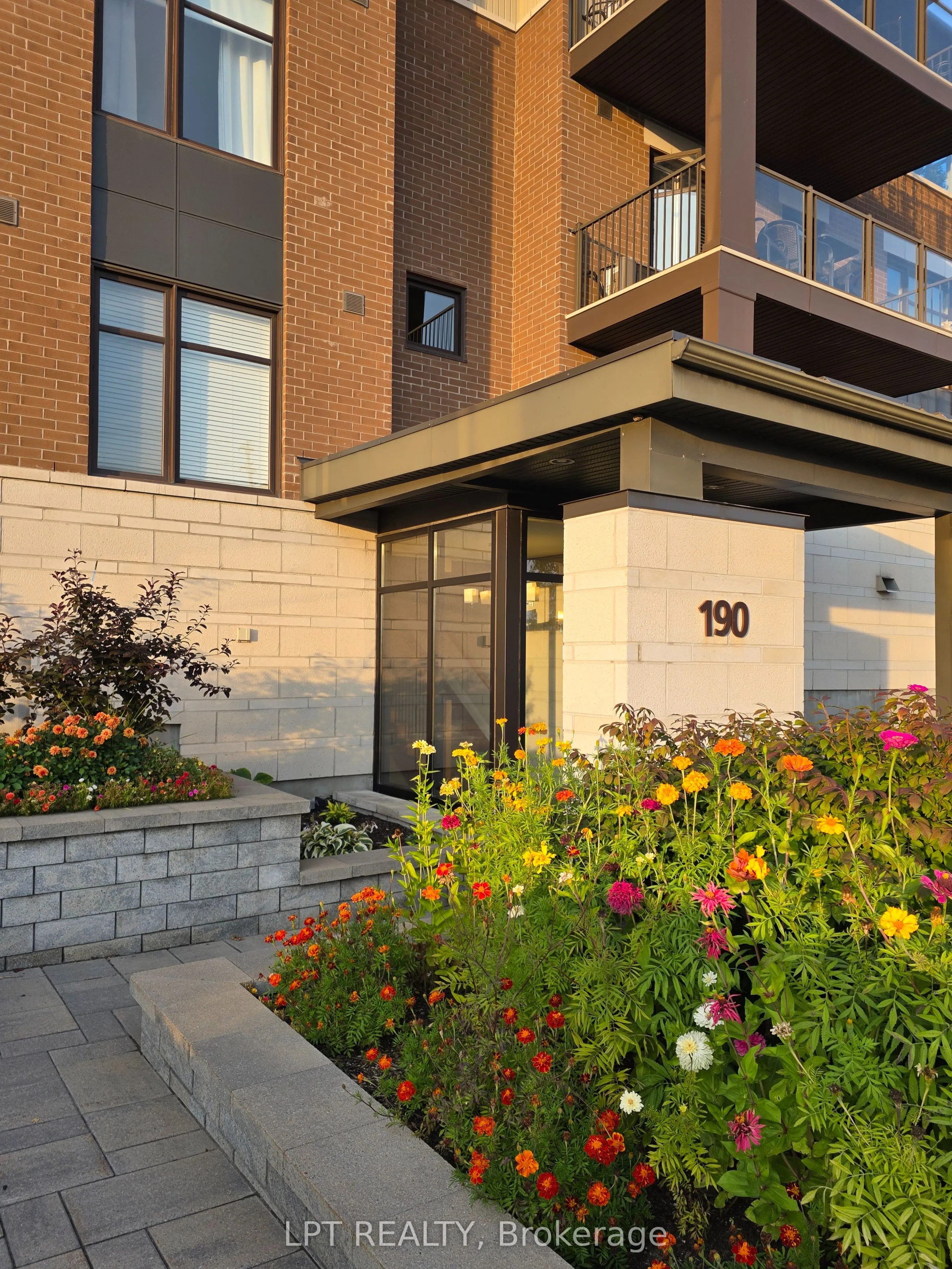 190 GUELPH Private #203