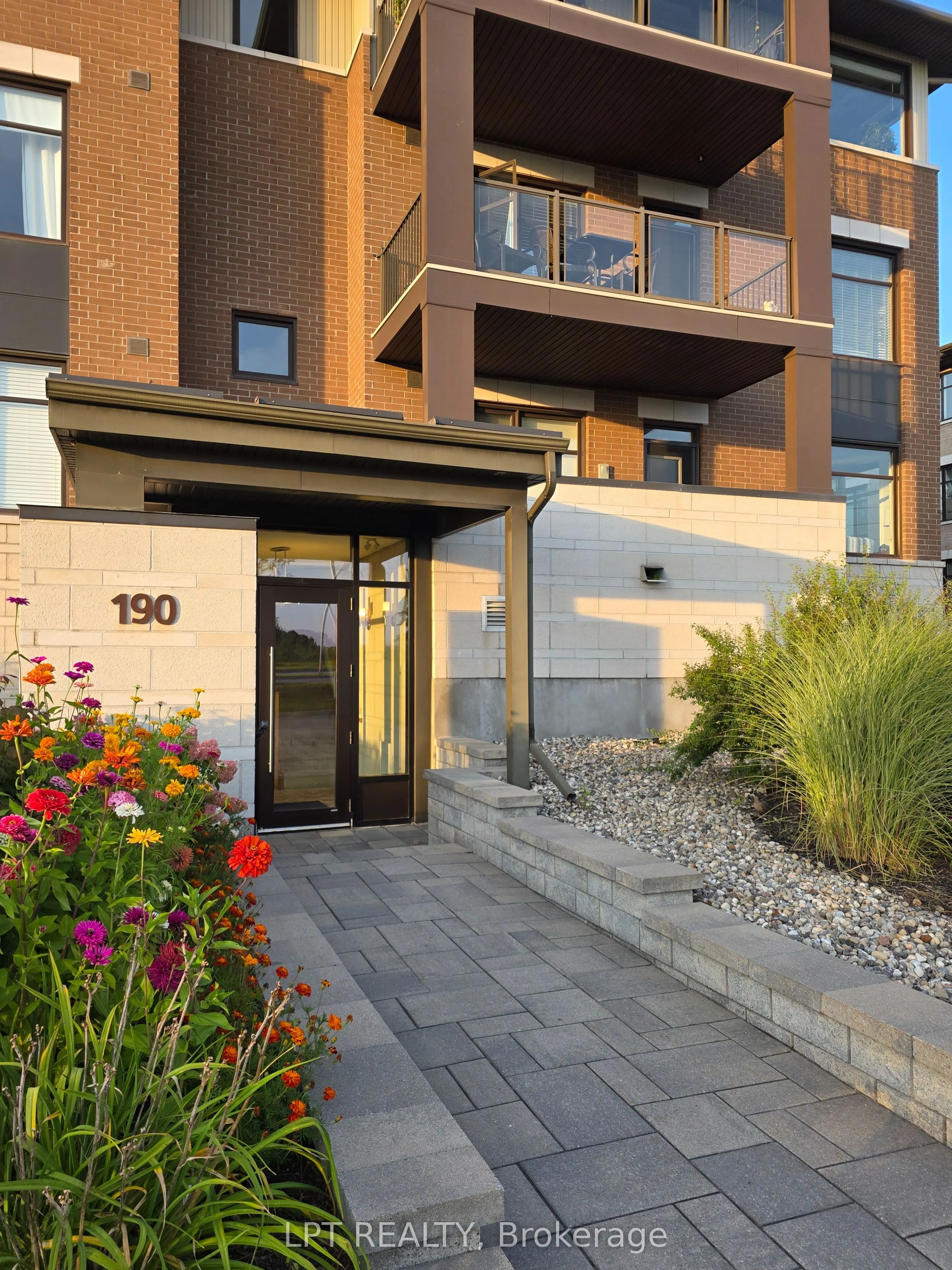 190 GUELPH Private #203