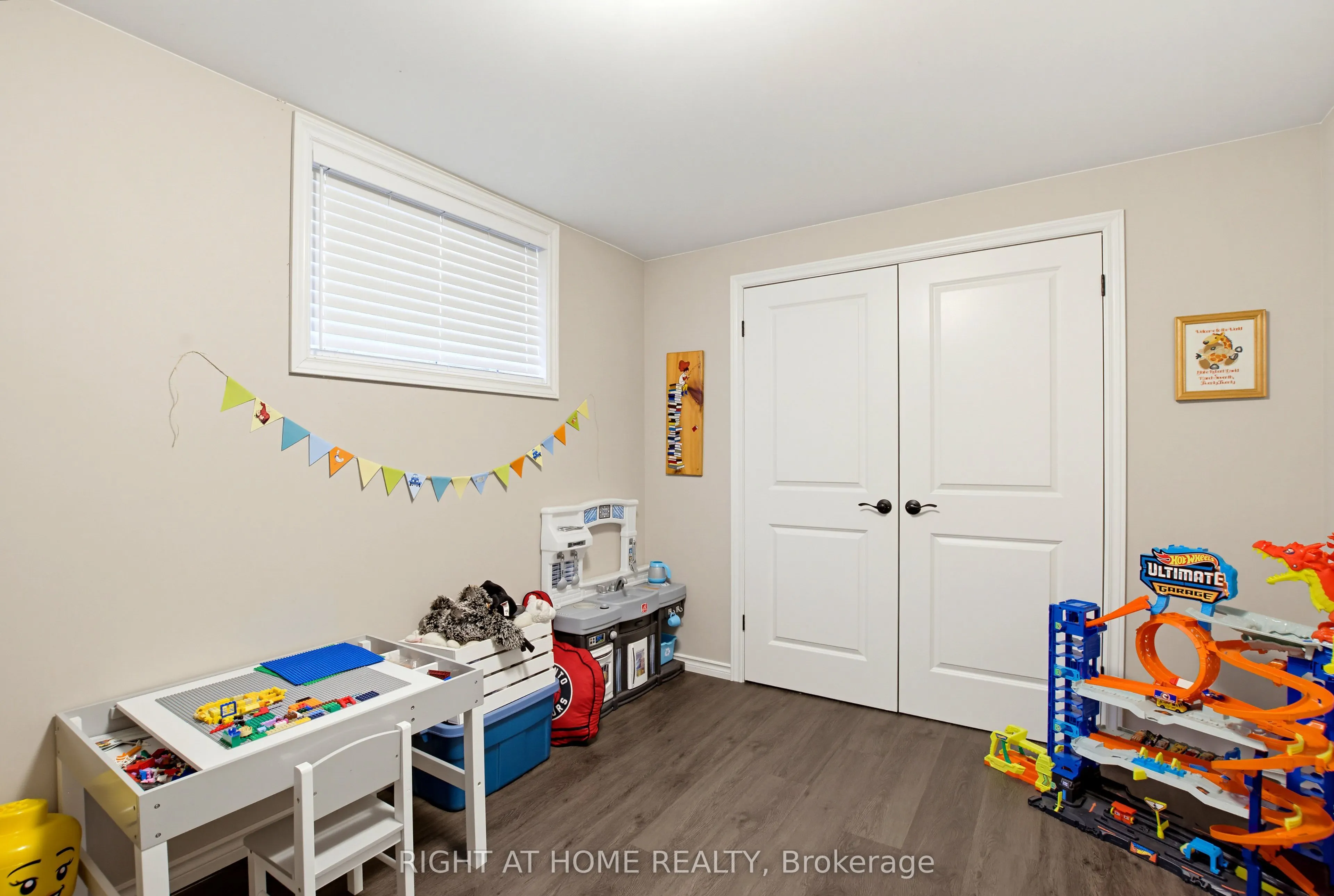 156 Wintermute Court E
