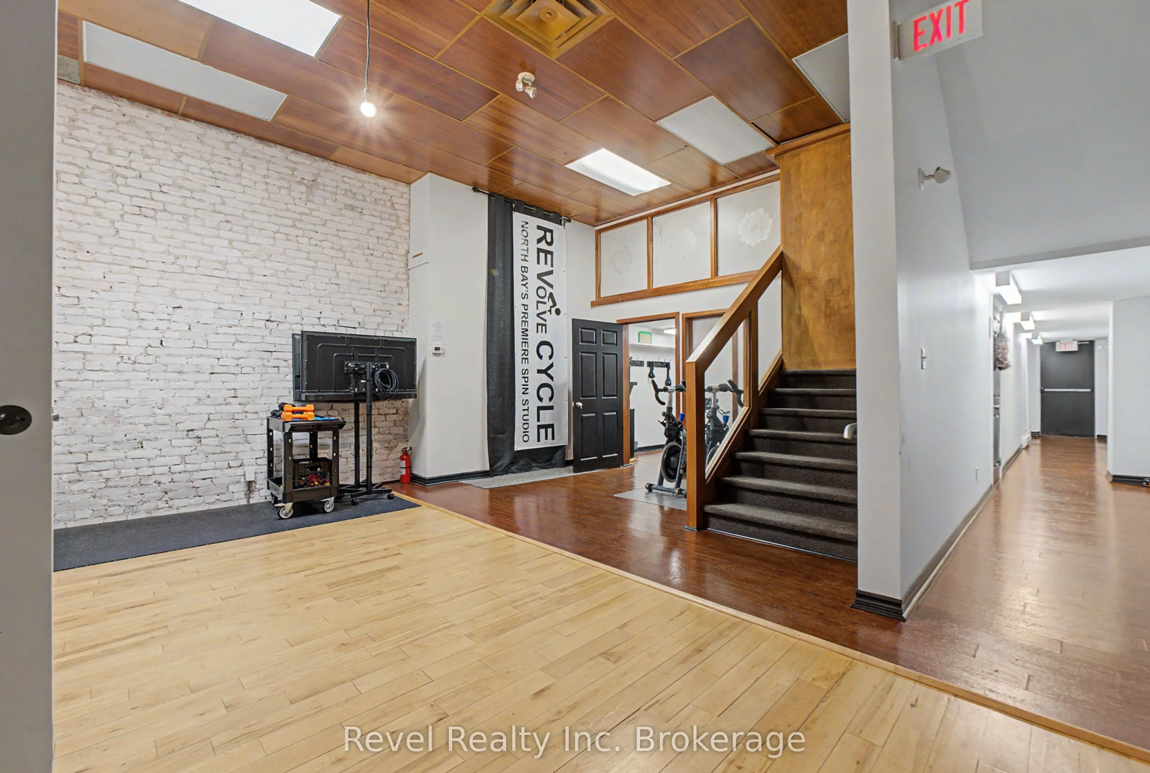 160 Main Street W
