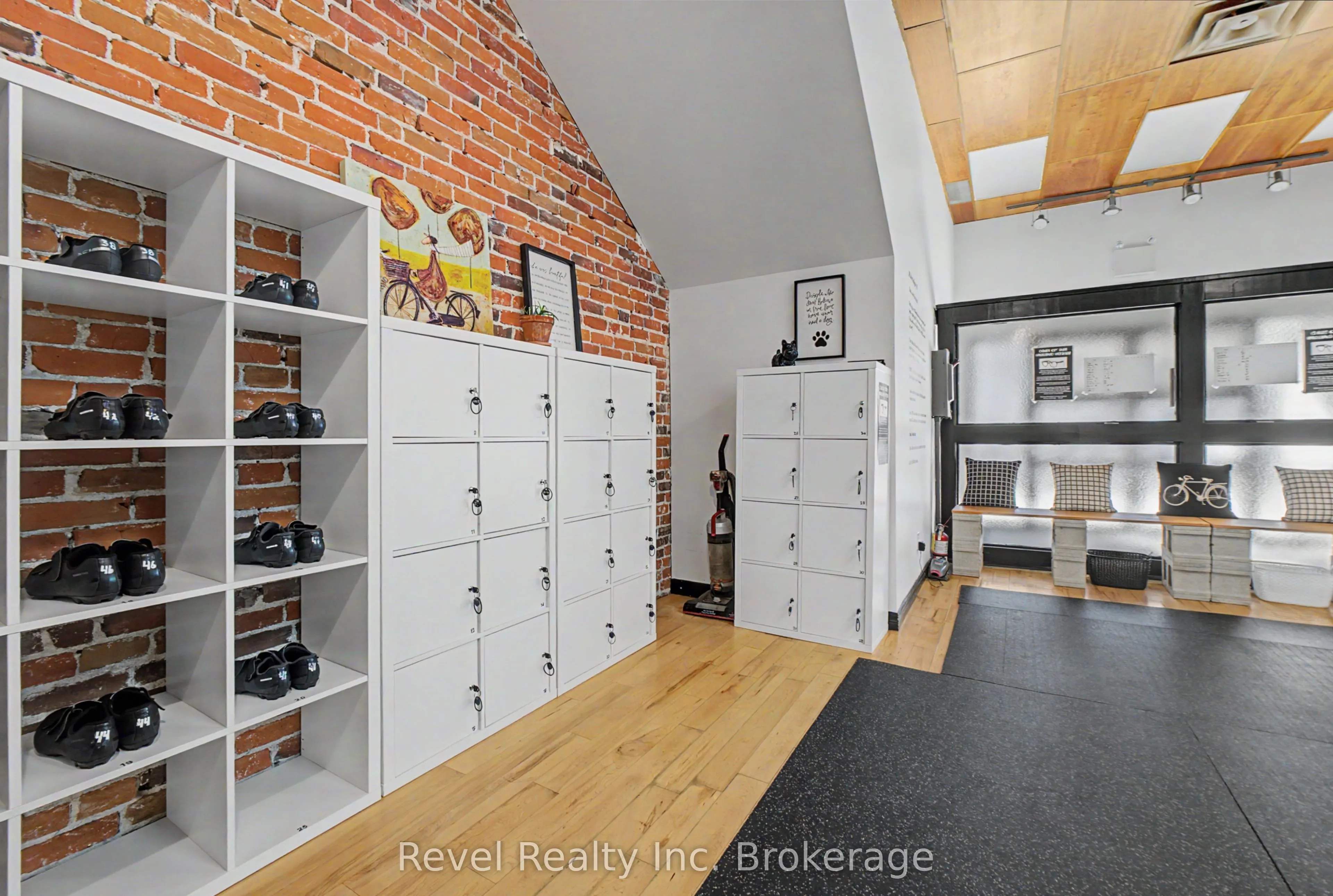 160 Main Street W