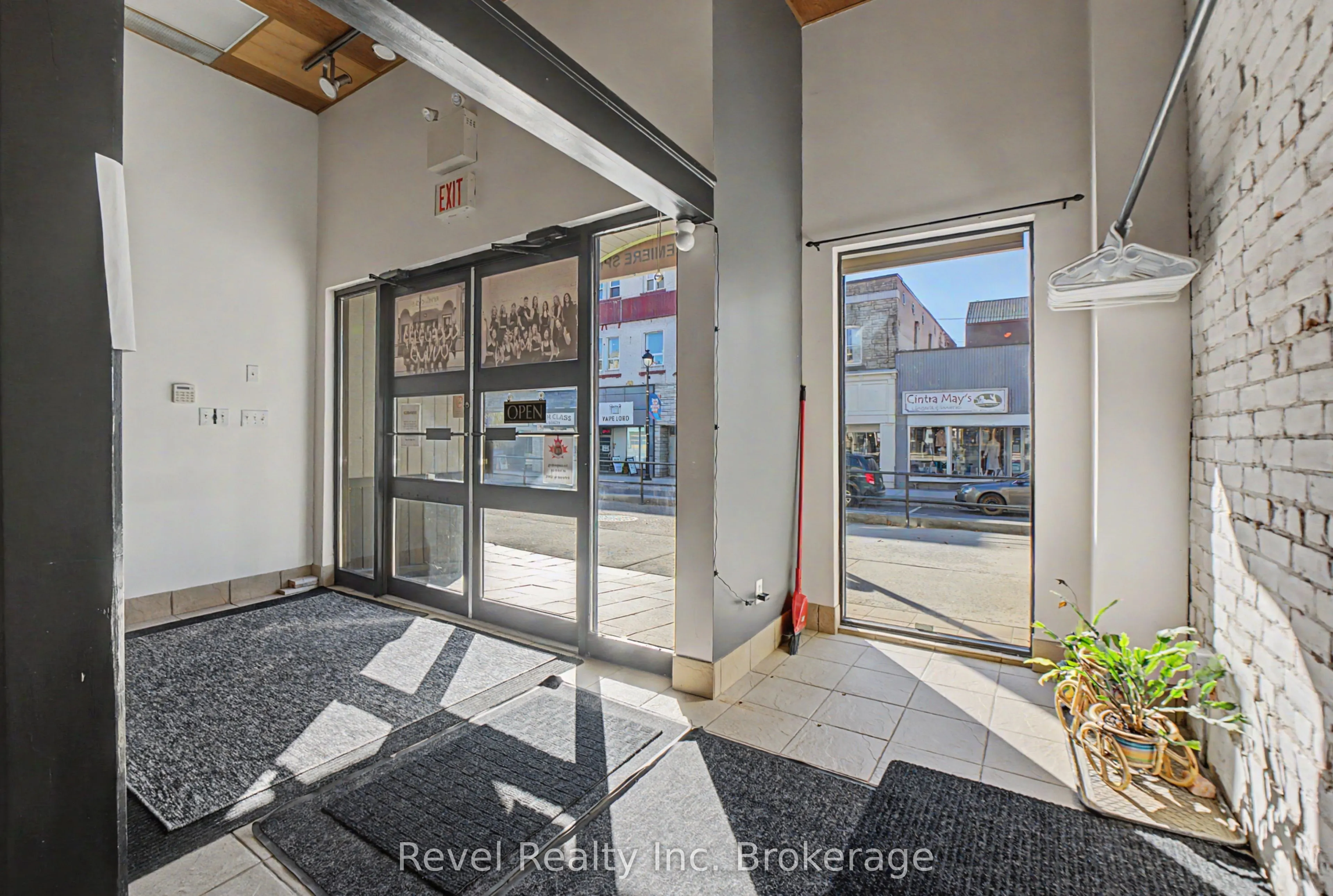 160 Main Street W