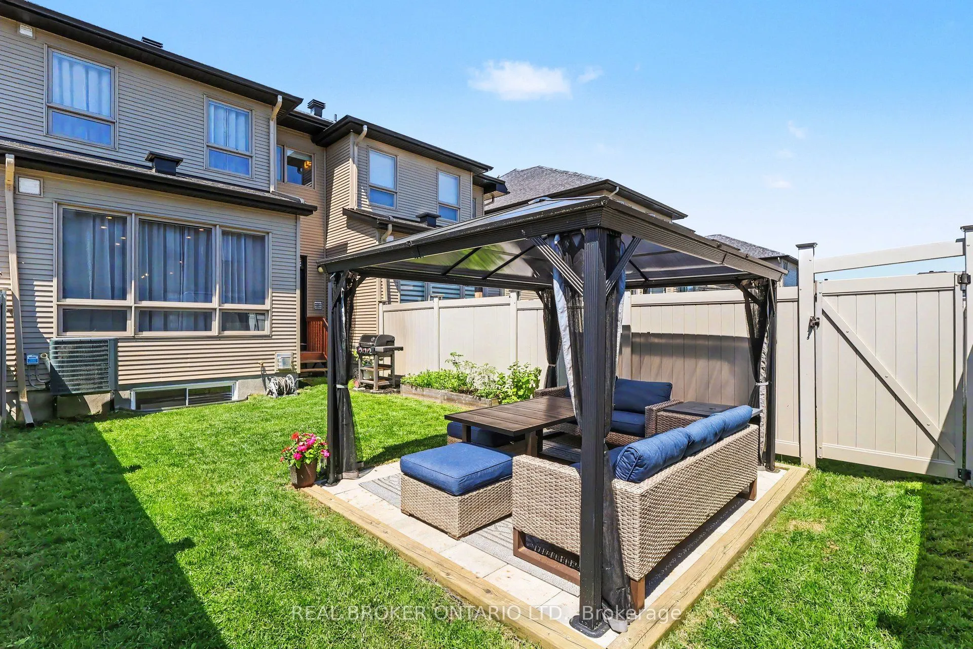 769 Cairn Crescent