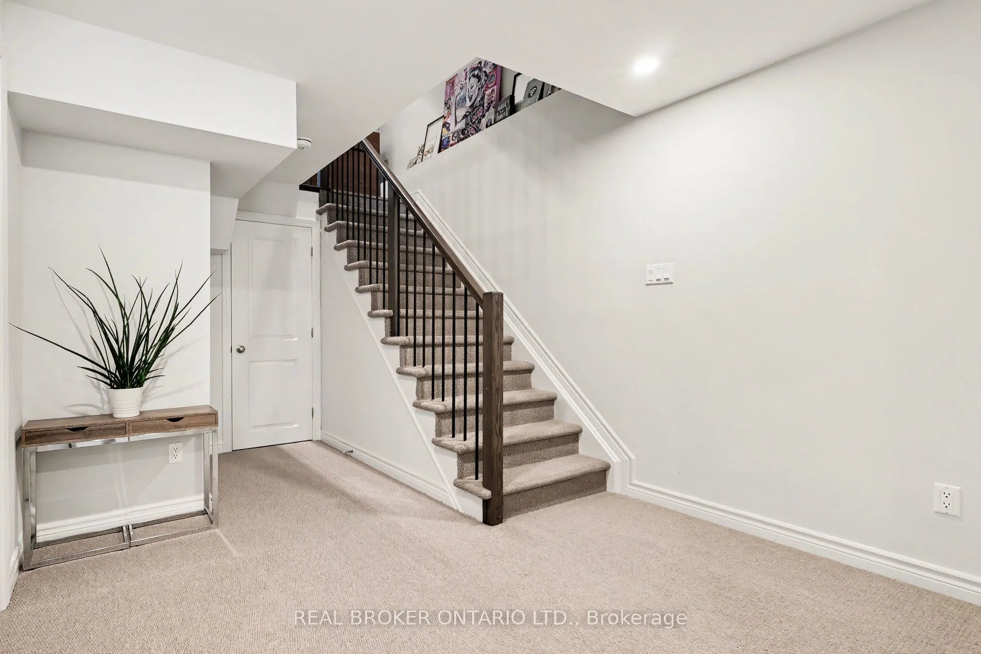 769 Cairn Crescent