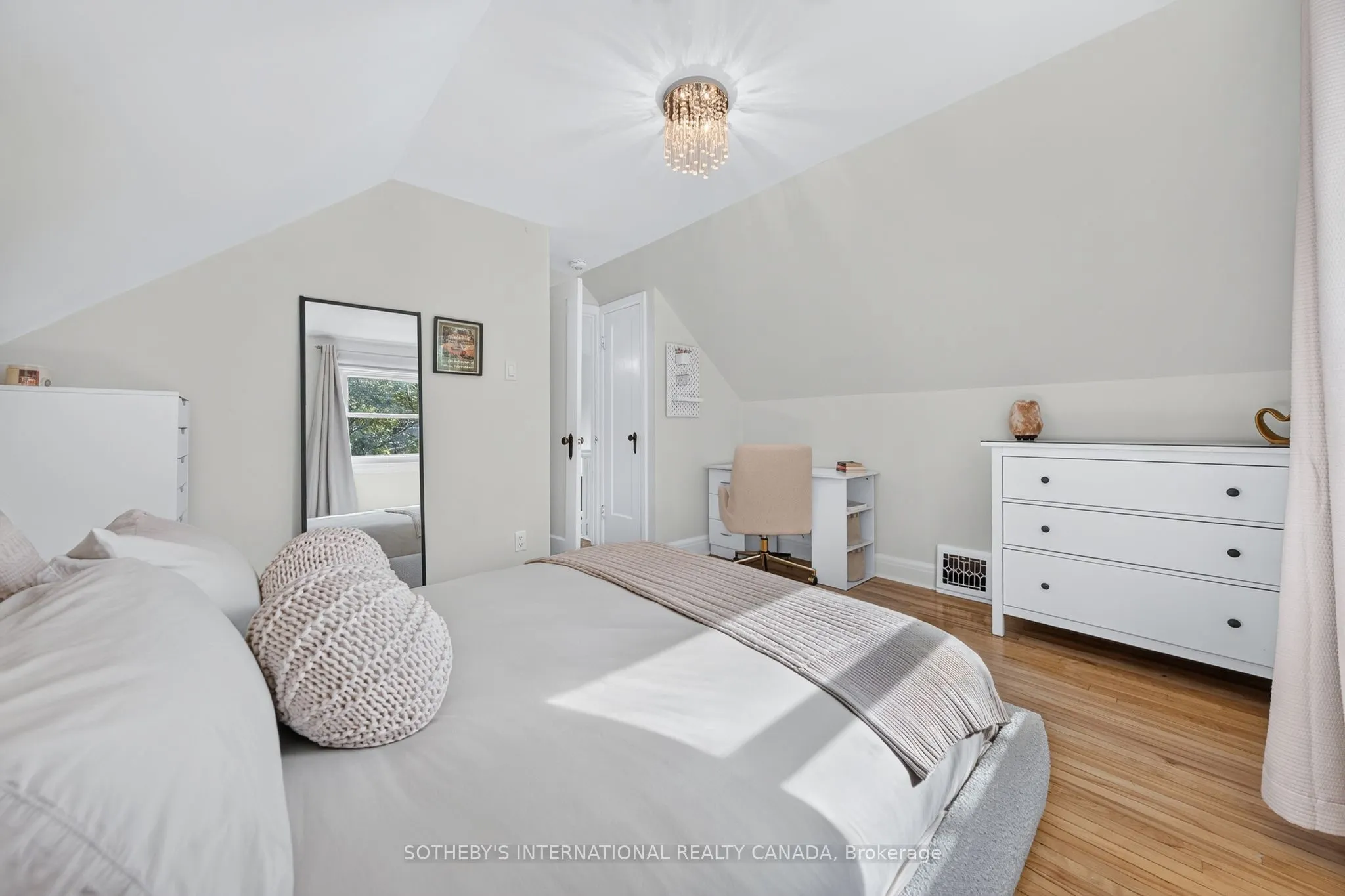 38 Roslin Avenue S