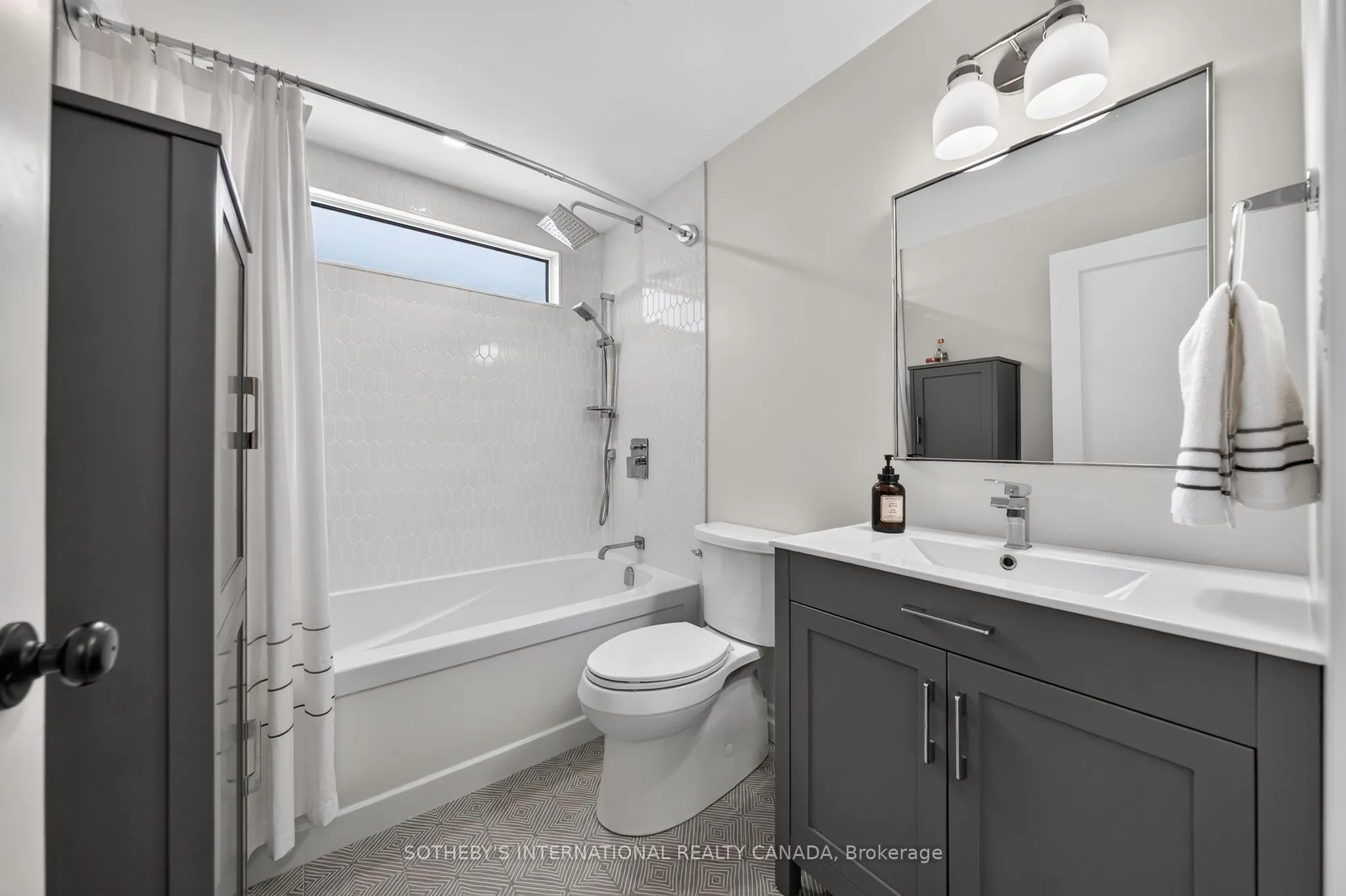 38 Roslin Avenue S