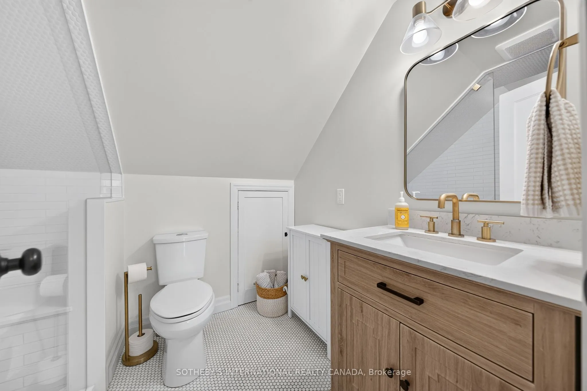 38 Roslin Avenue S