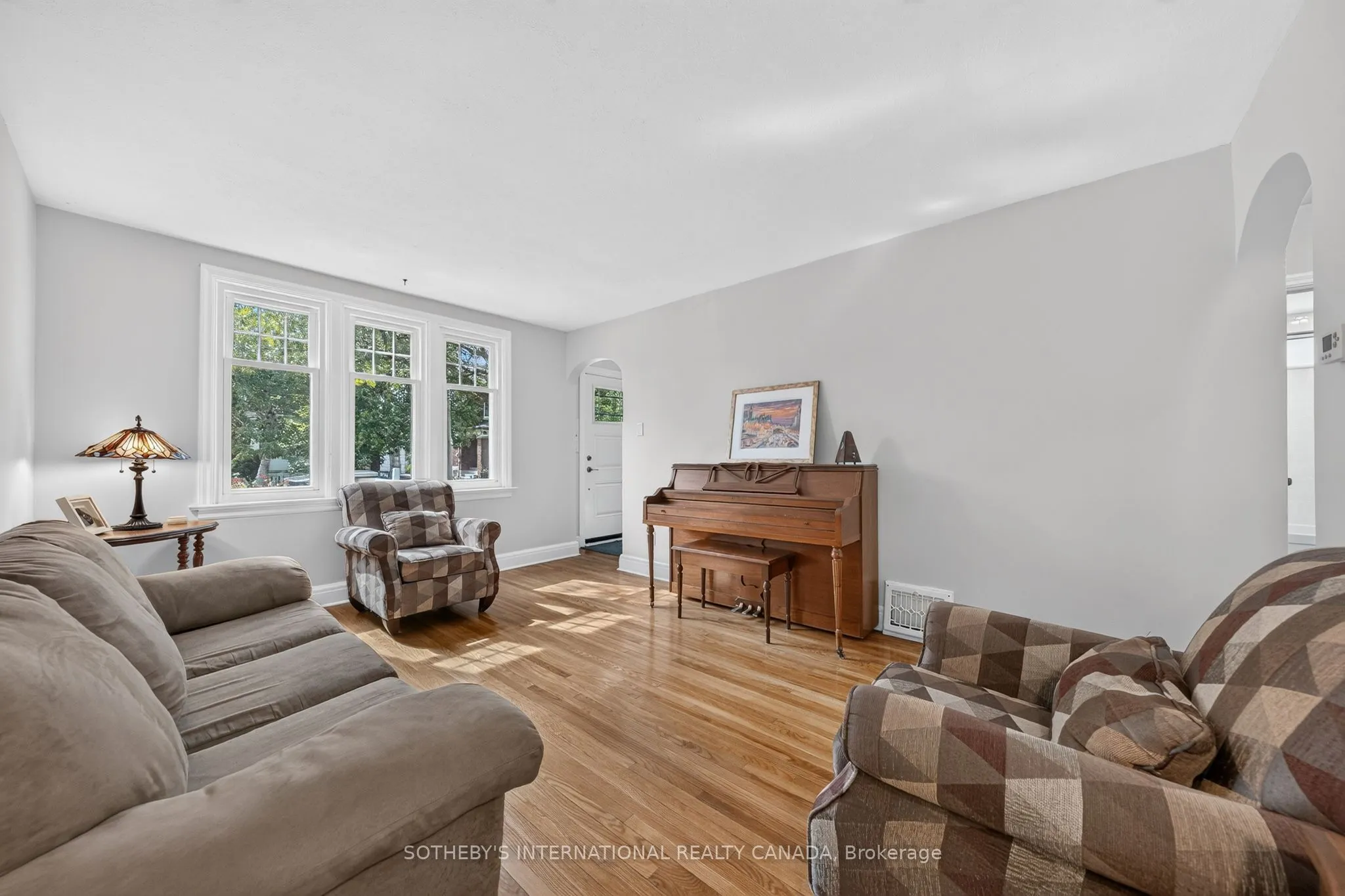 38 Roslin Avenue S