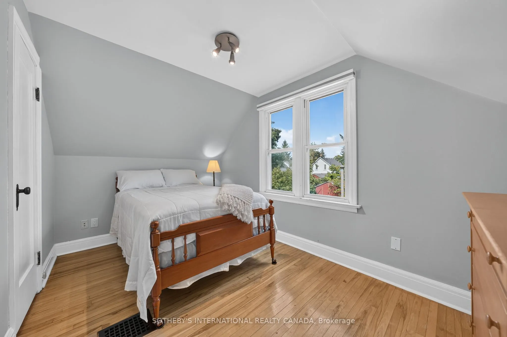 38 Roslin Avenue S