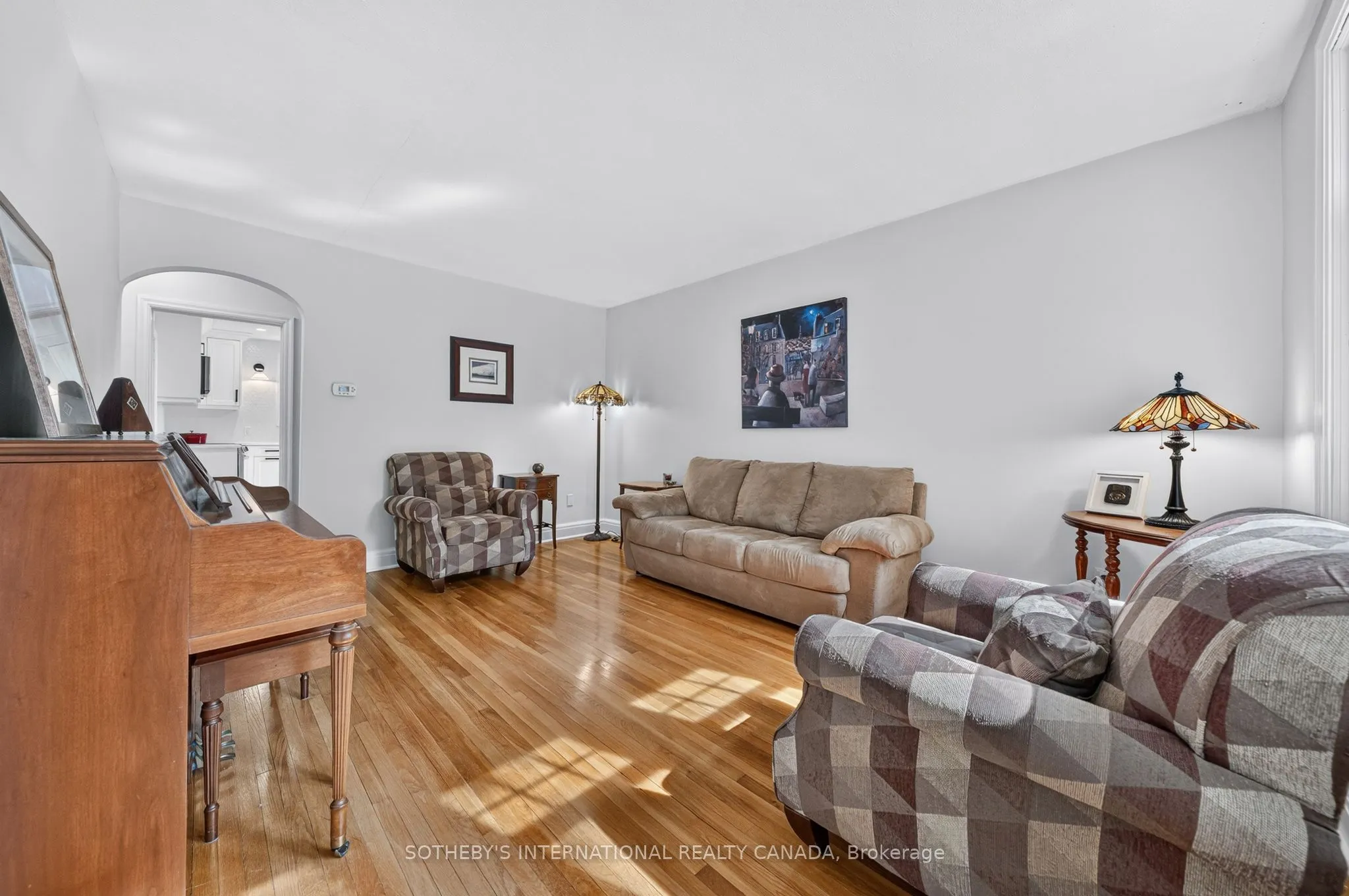 38 Roslin Avenue S