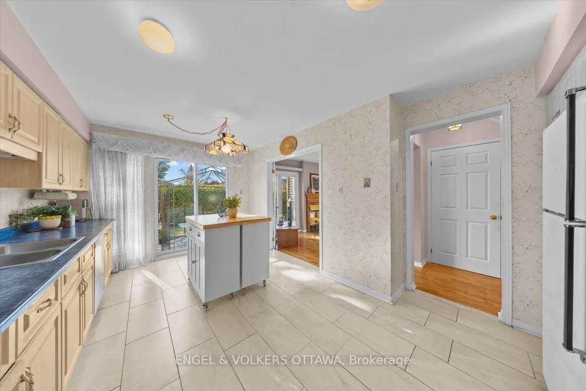1678 Des Perdrix Crescent