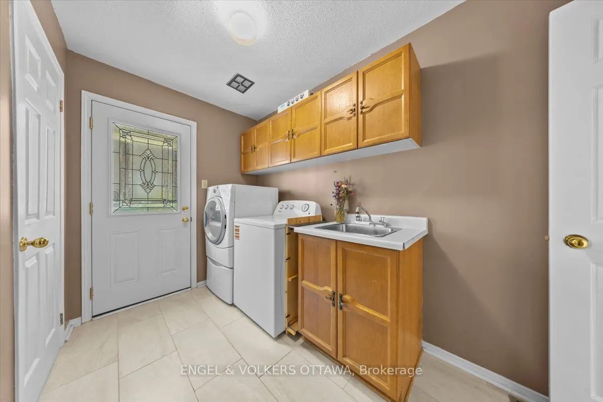 1678 Des Perdrix Crescent