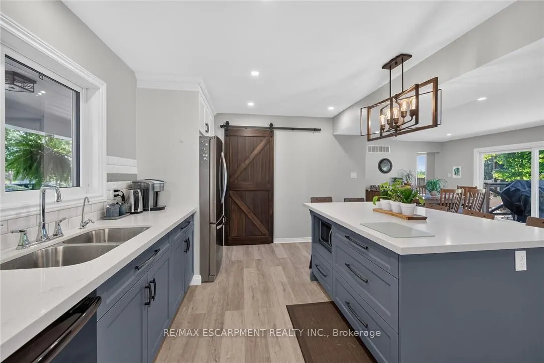 8105 Leeming Road