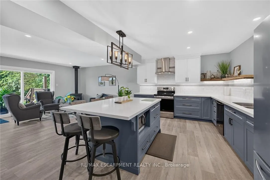 8105 Leeming Road