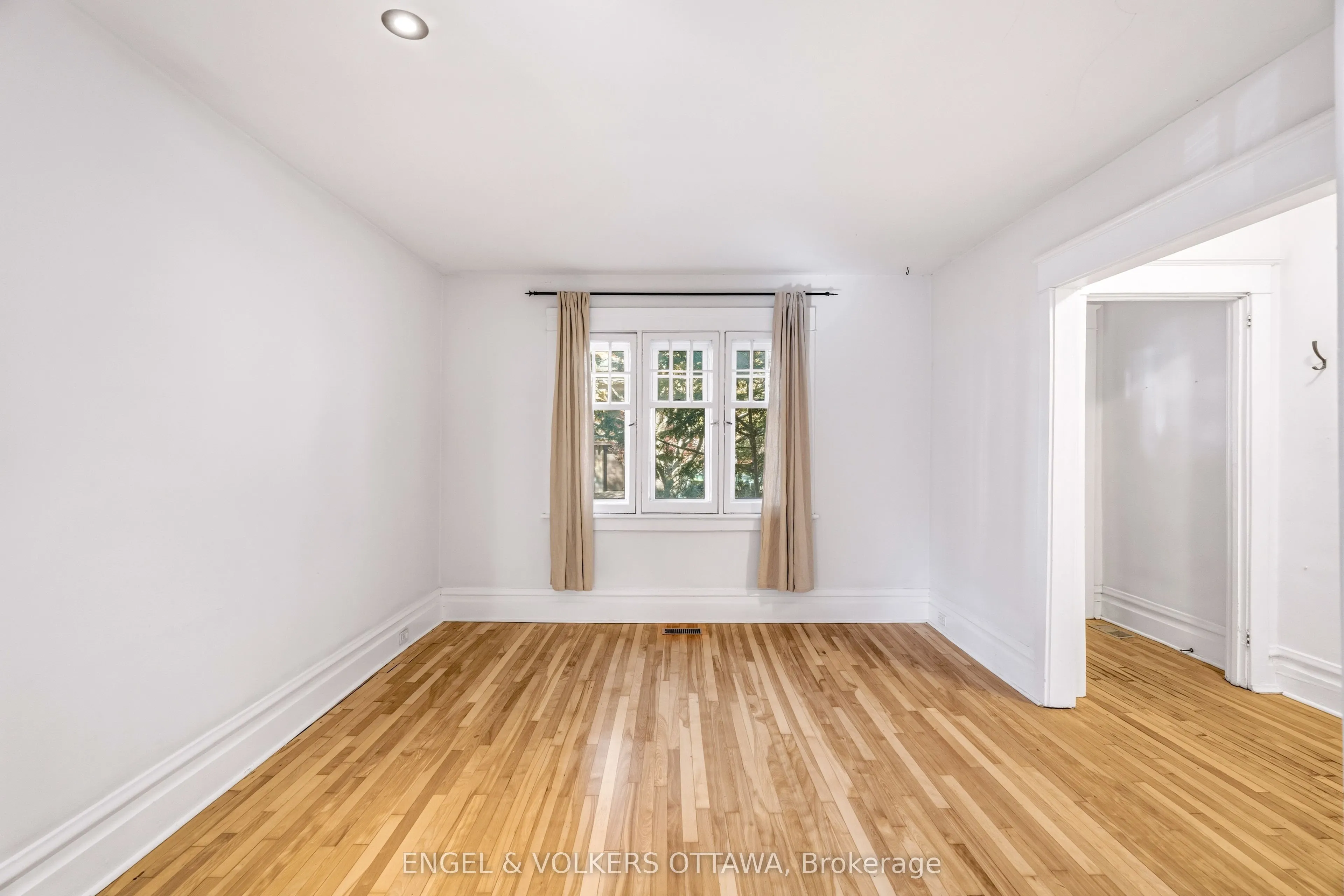 12 CLAREY Avenue