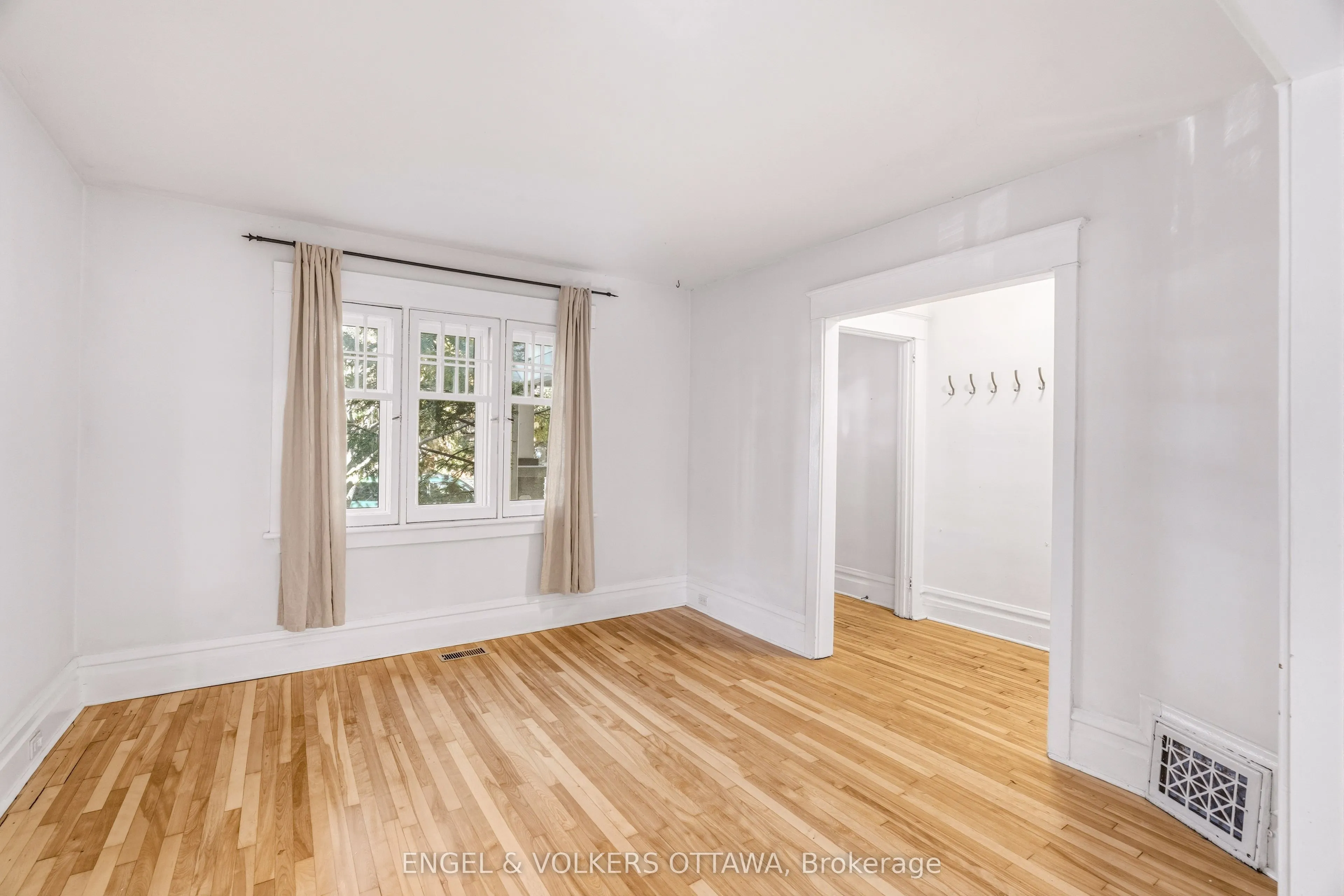 12 CLAREY Avenue