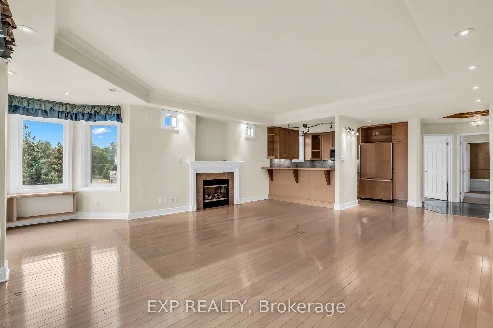 10 Bay Street E #307