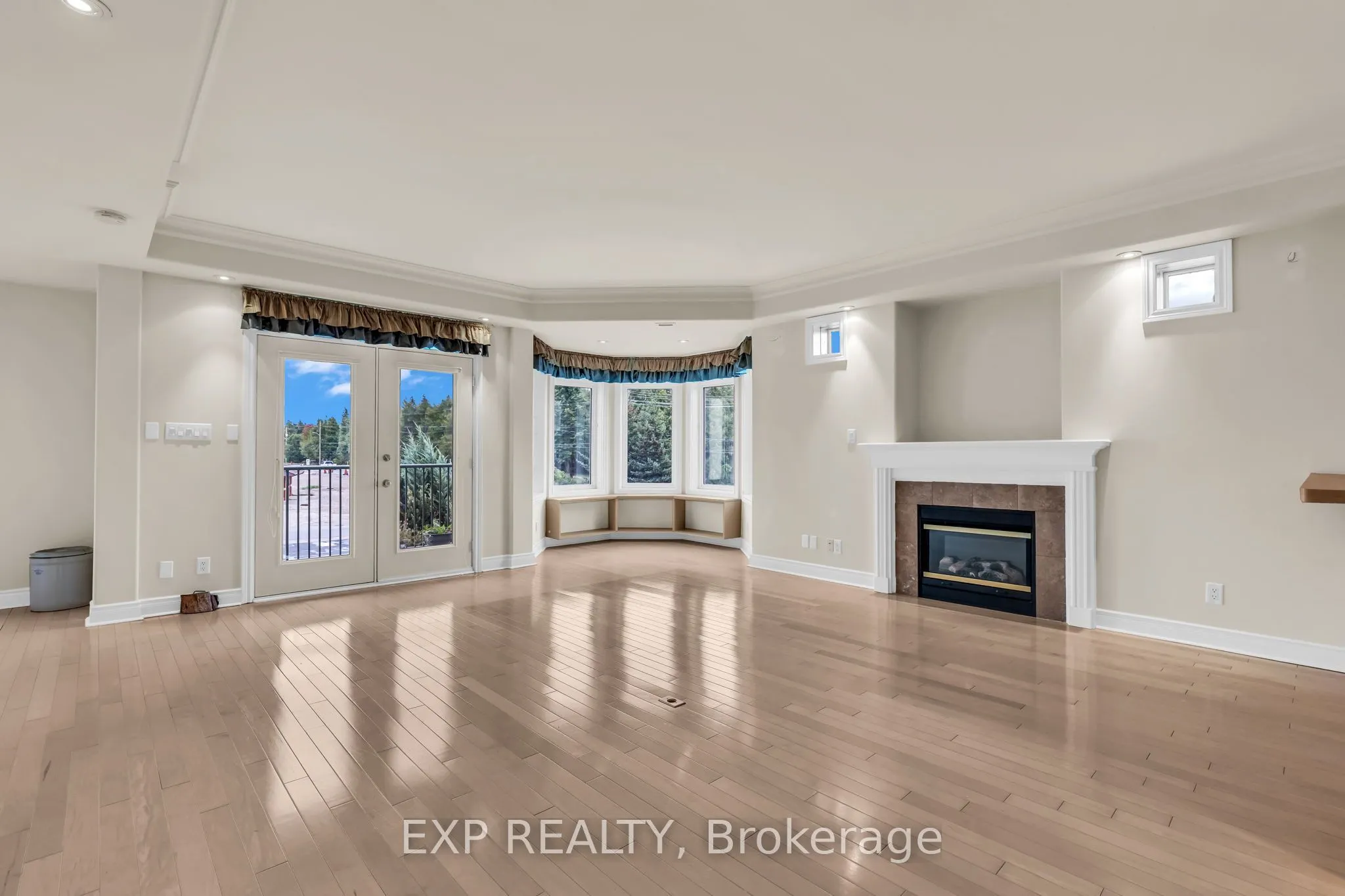 10 Bay Street E #307