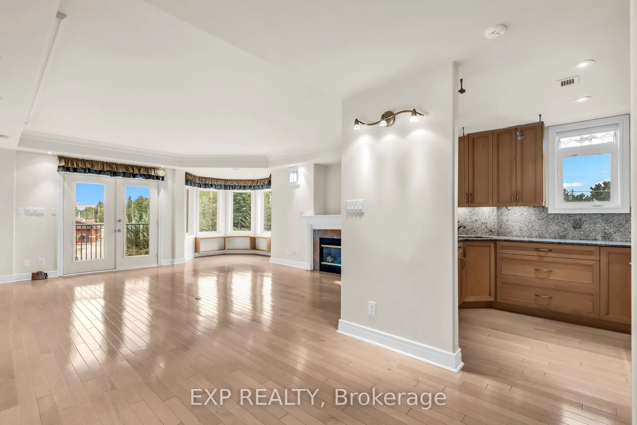 10 Bay Street E #307