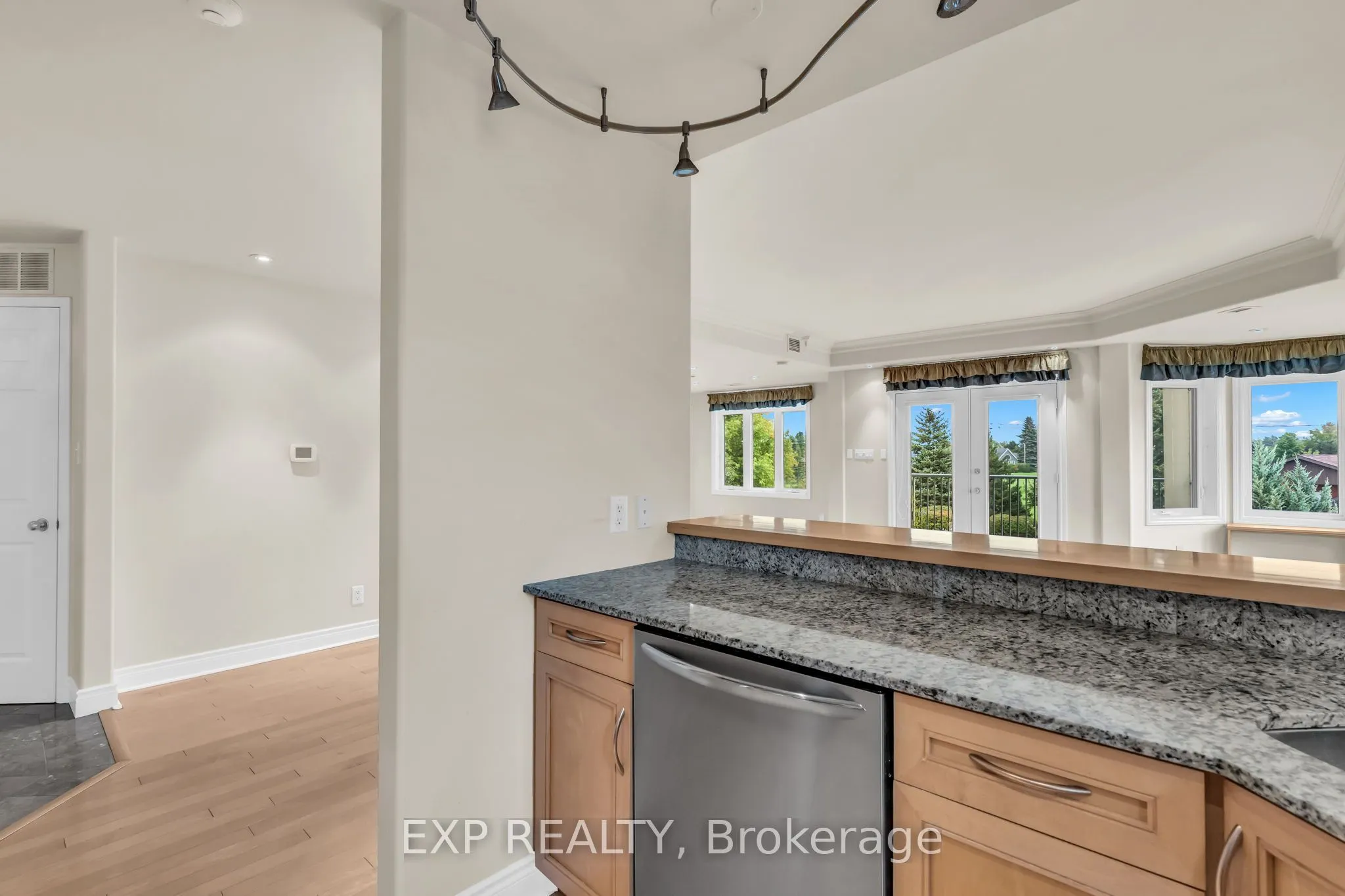 10 Bay Street E #307