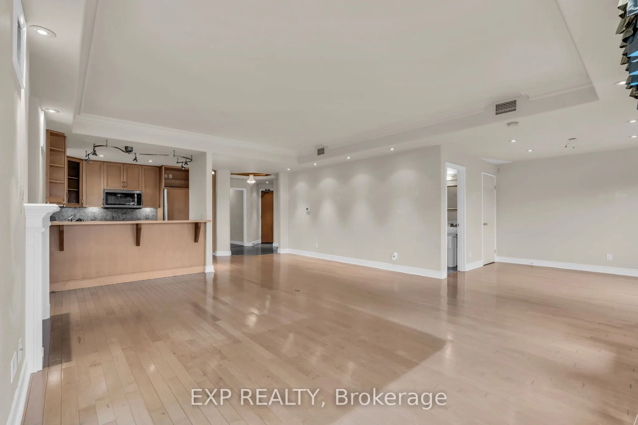 10 Bay Street E #307
